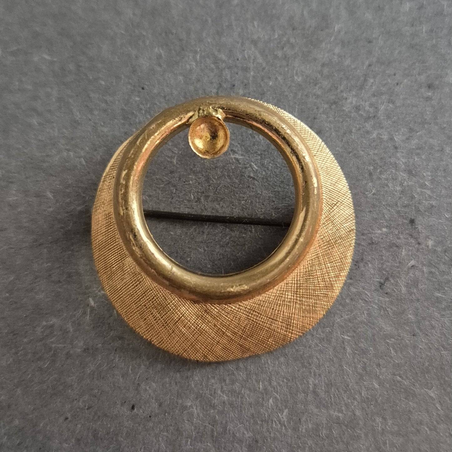 Runde Vintage-Brosche in Goldoptik – Minimalistisches Design mit Struktur