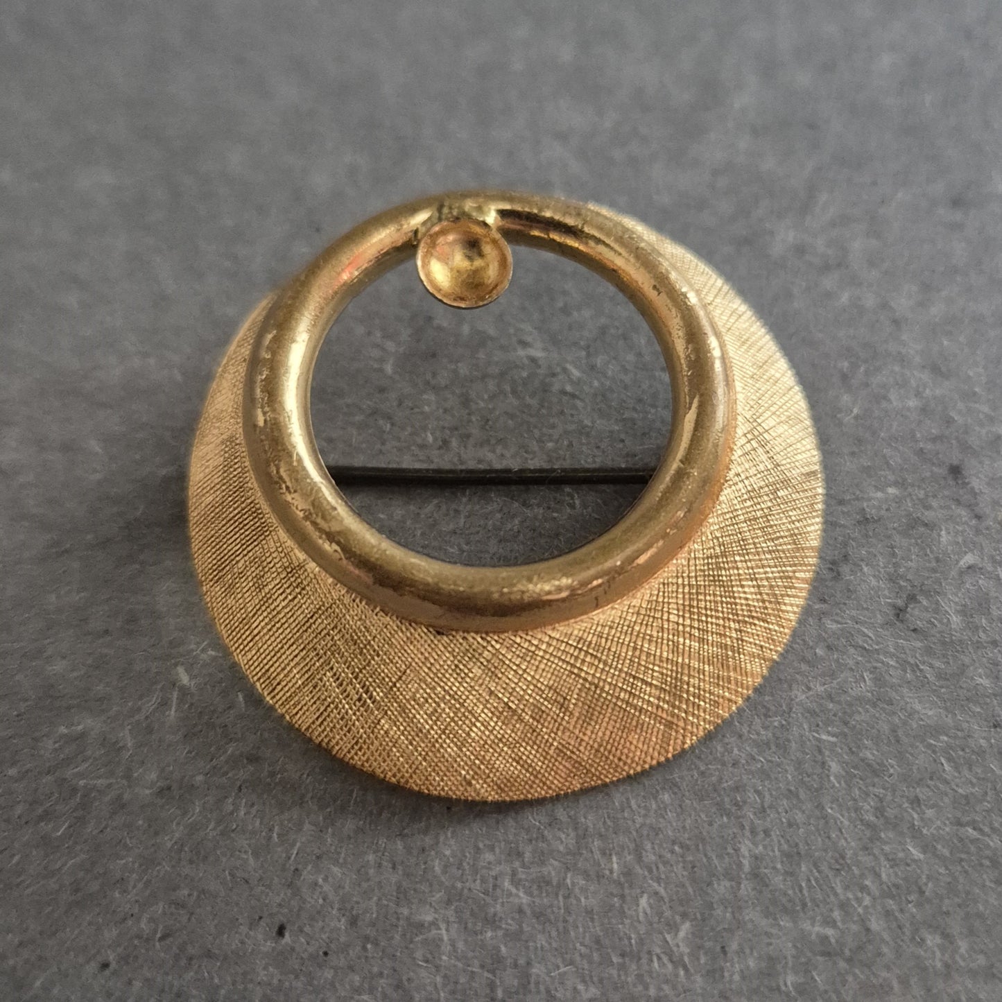 Runde Vintage-Brosche in Goldoptik – Minimalistisches Design mit Struktur