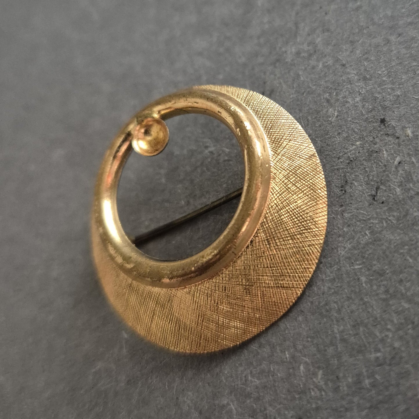 Runde Vintage-Brosche in Goldoptik – Minimalistisches Design mit Struktur