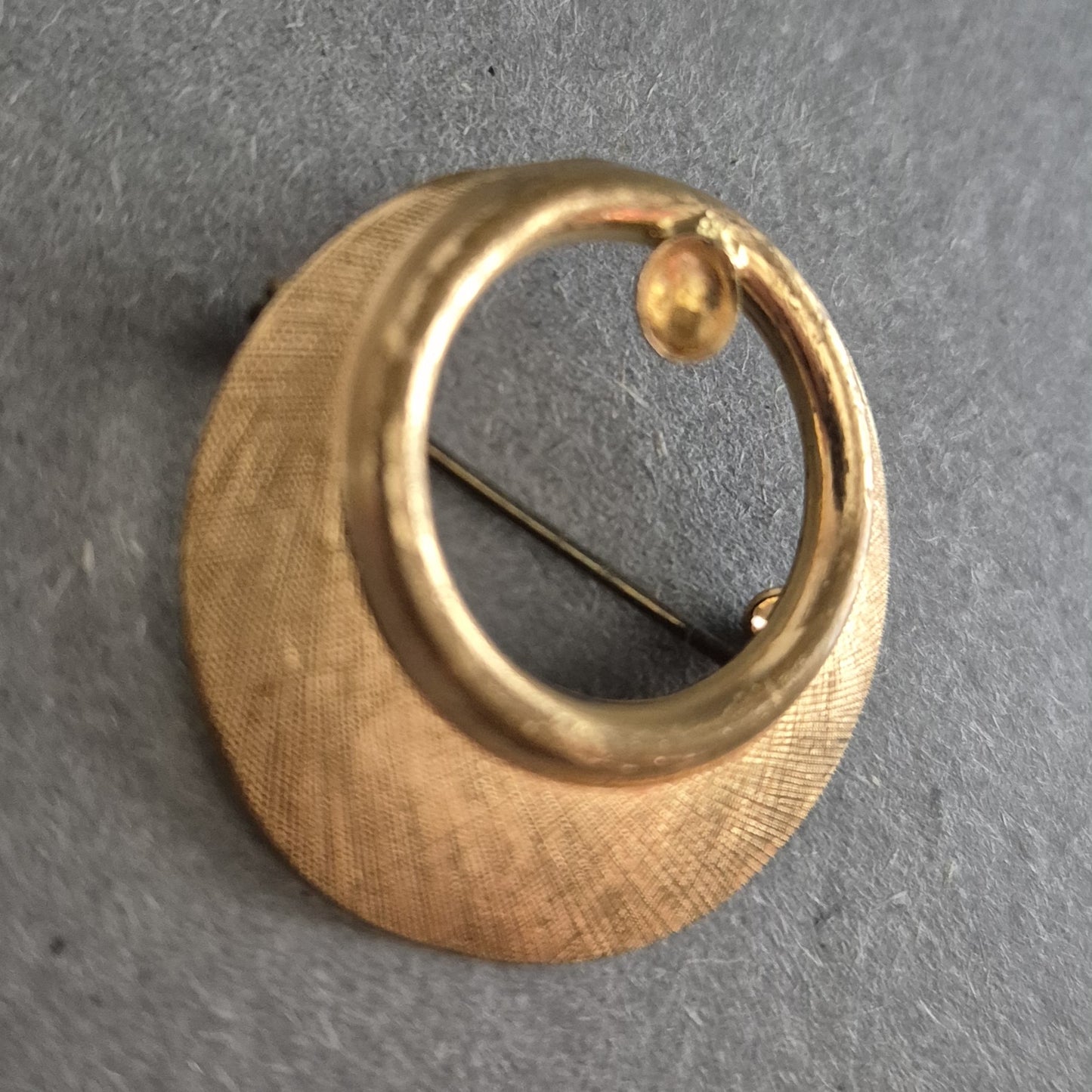 Runde Vintage-Brosche in Goldoptik – Minimalistisches Design mit Struktur