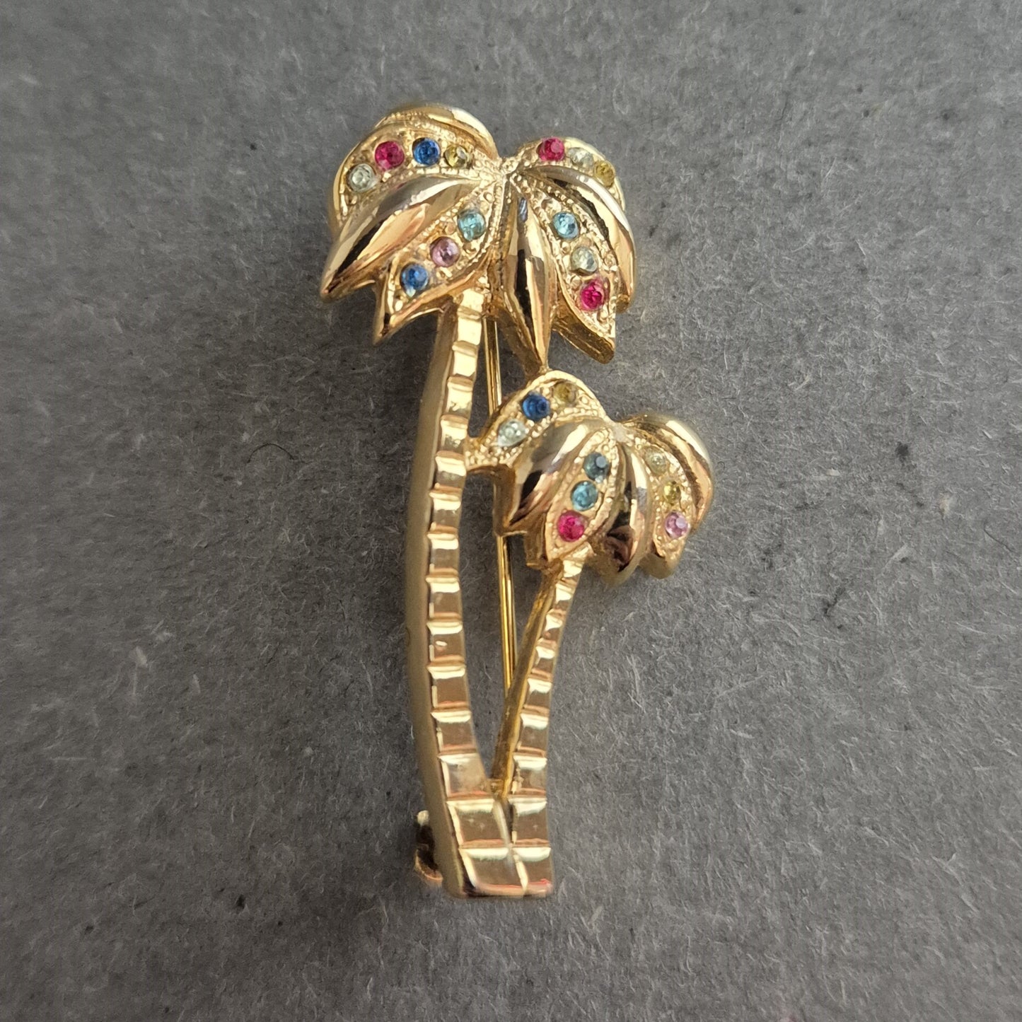 Vergoldete Palmen-Brosche mit bunten Strasssteinen – Tropischer Retro-Look