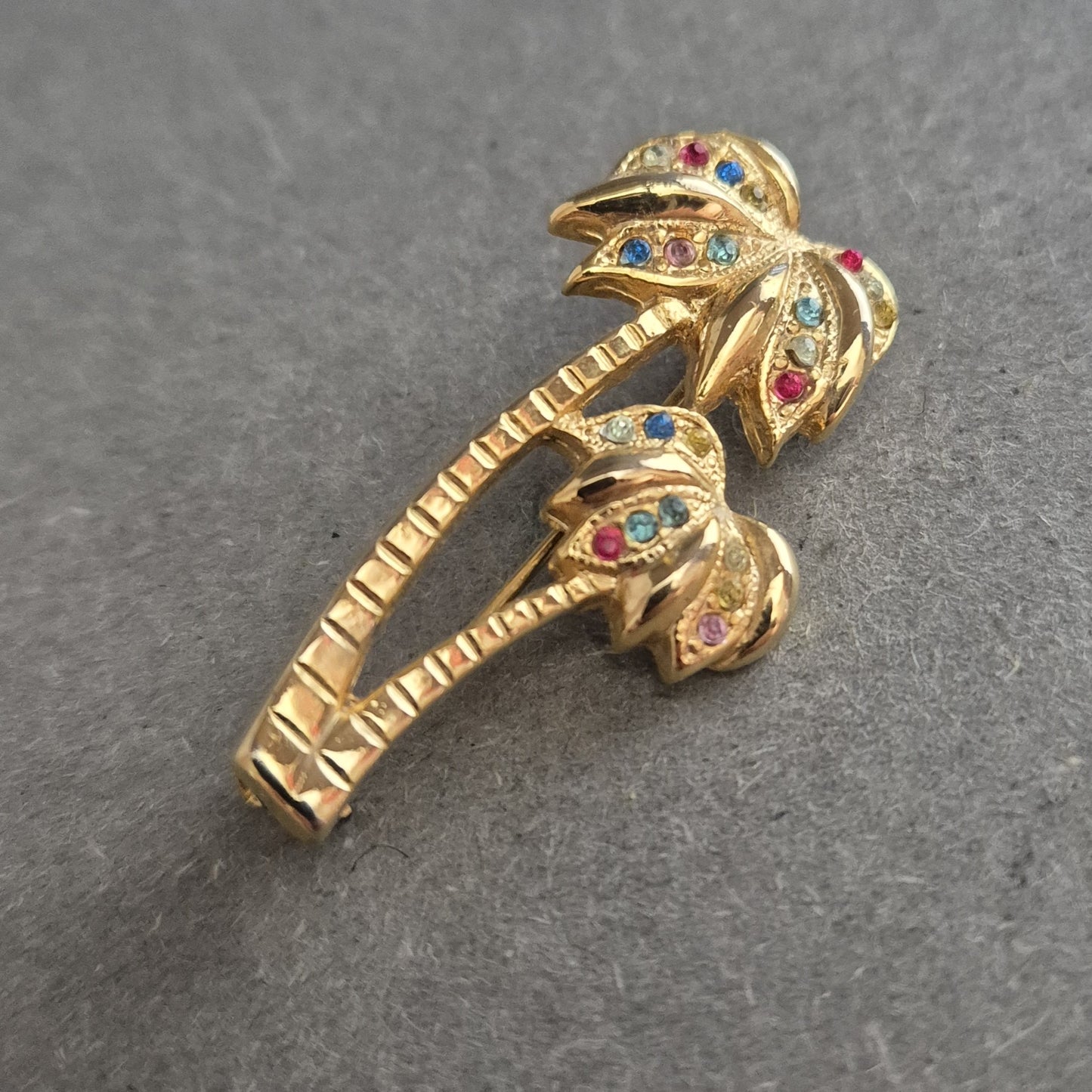 Vergoldete Palmen-Brosche mit bunten Strasssteinen – Tropischer Retro-Look