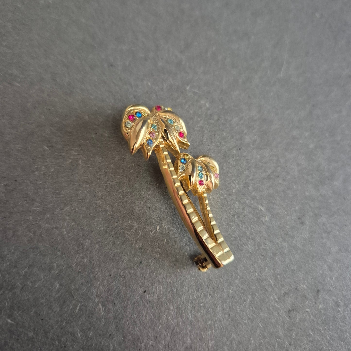 Vergoldete Palmen-Brosche mit bunten Strasssteinen – Tropischer Retro-Look