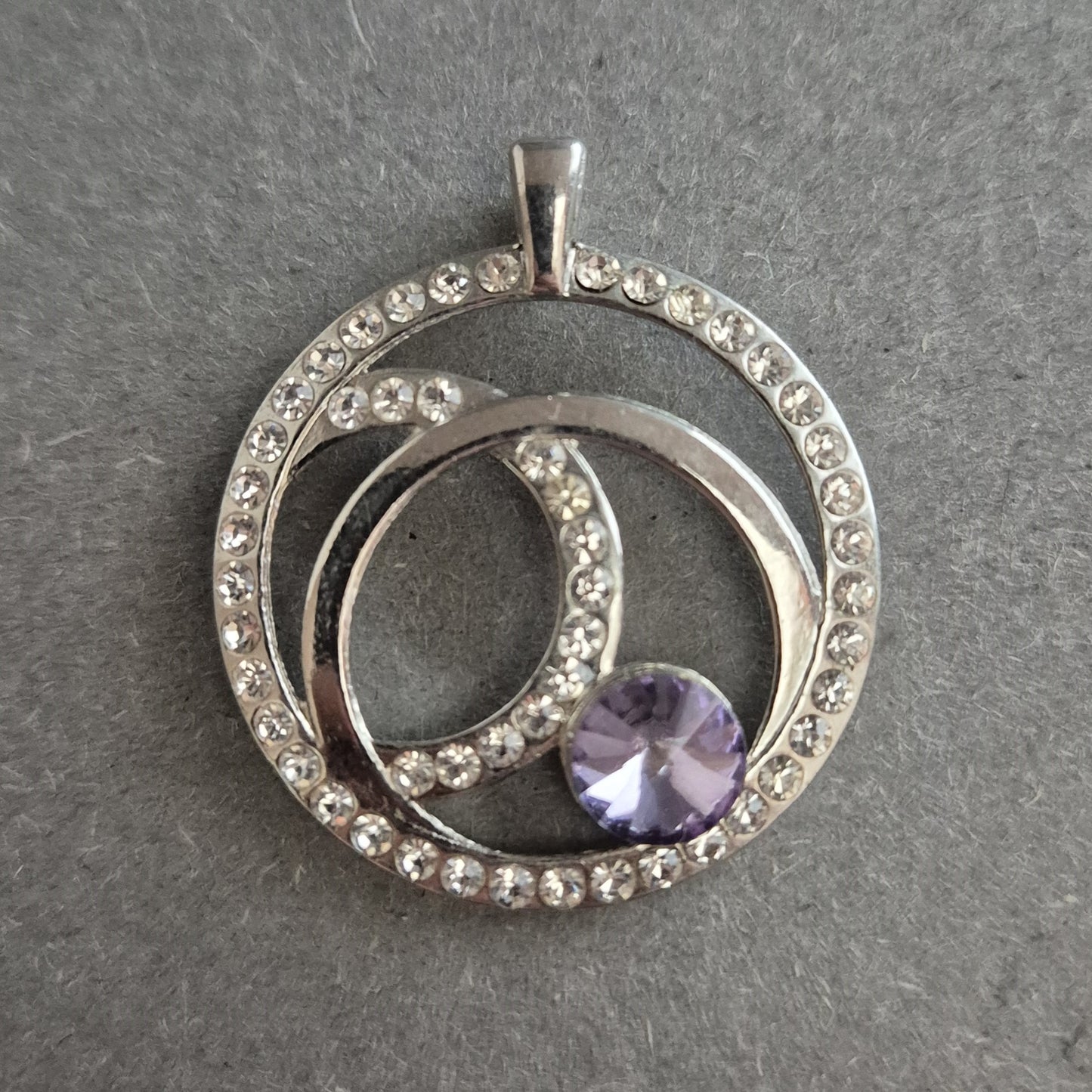 Runder Anhänger mit Zirkonia und lila Stein – Moderner Glanz in Silberoptik