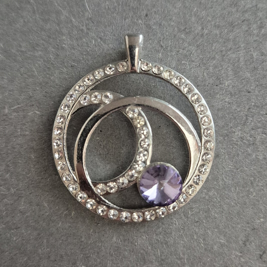 Runder Anhänger mit Zirkonia und lila Stein – Moderner Glanz in Silberoptik
