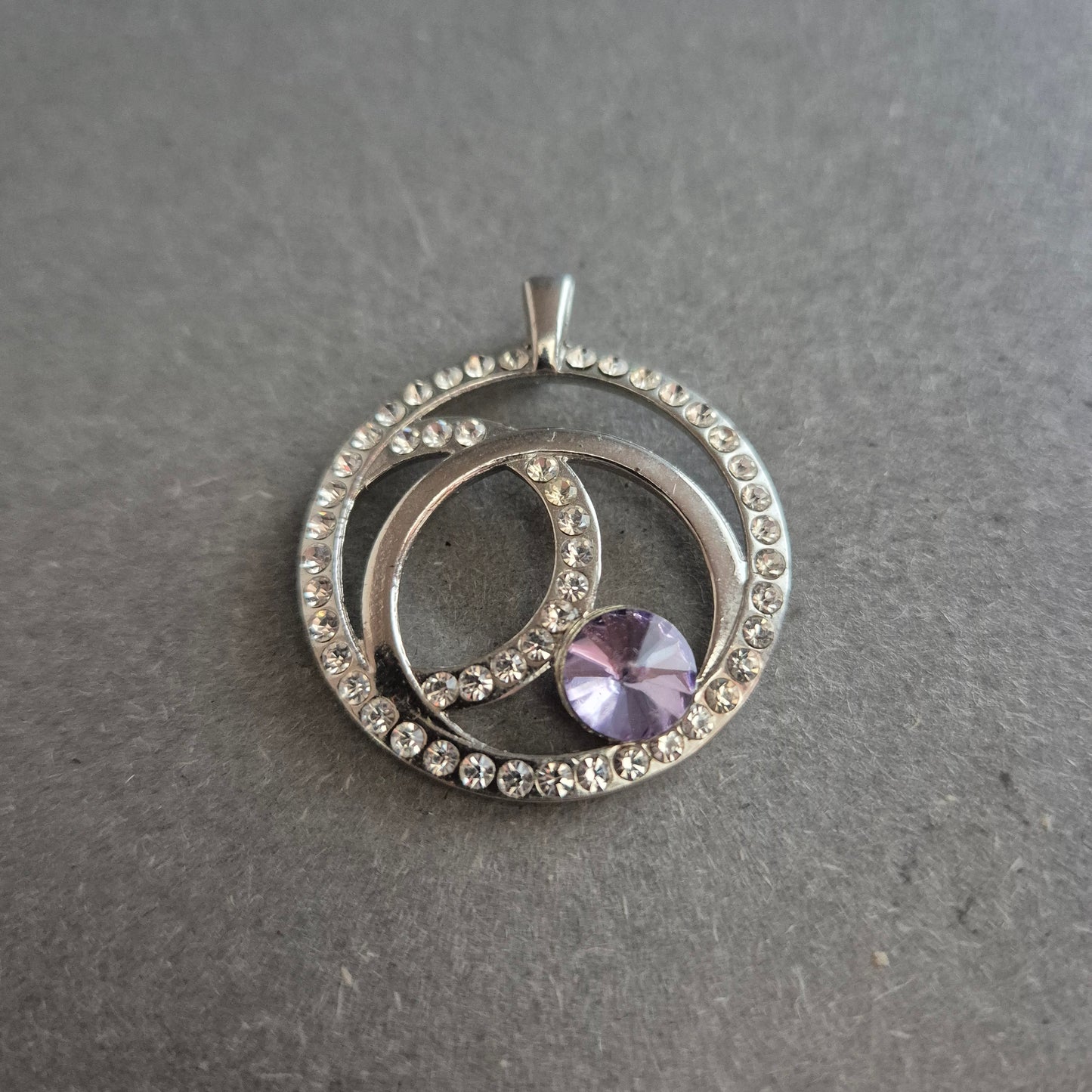 Runder Anhänger mit Zirkonia und lila Stein – Moderner Glanz in Silberoptik
