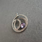 Runder Anhänger mit Zirkonia und lila Stein – Moderner Glanz in Silberoptik