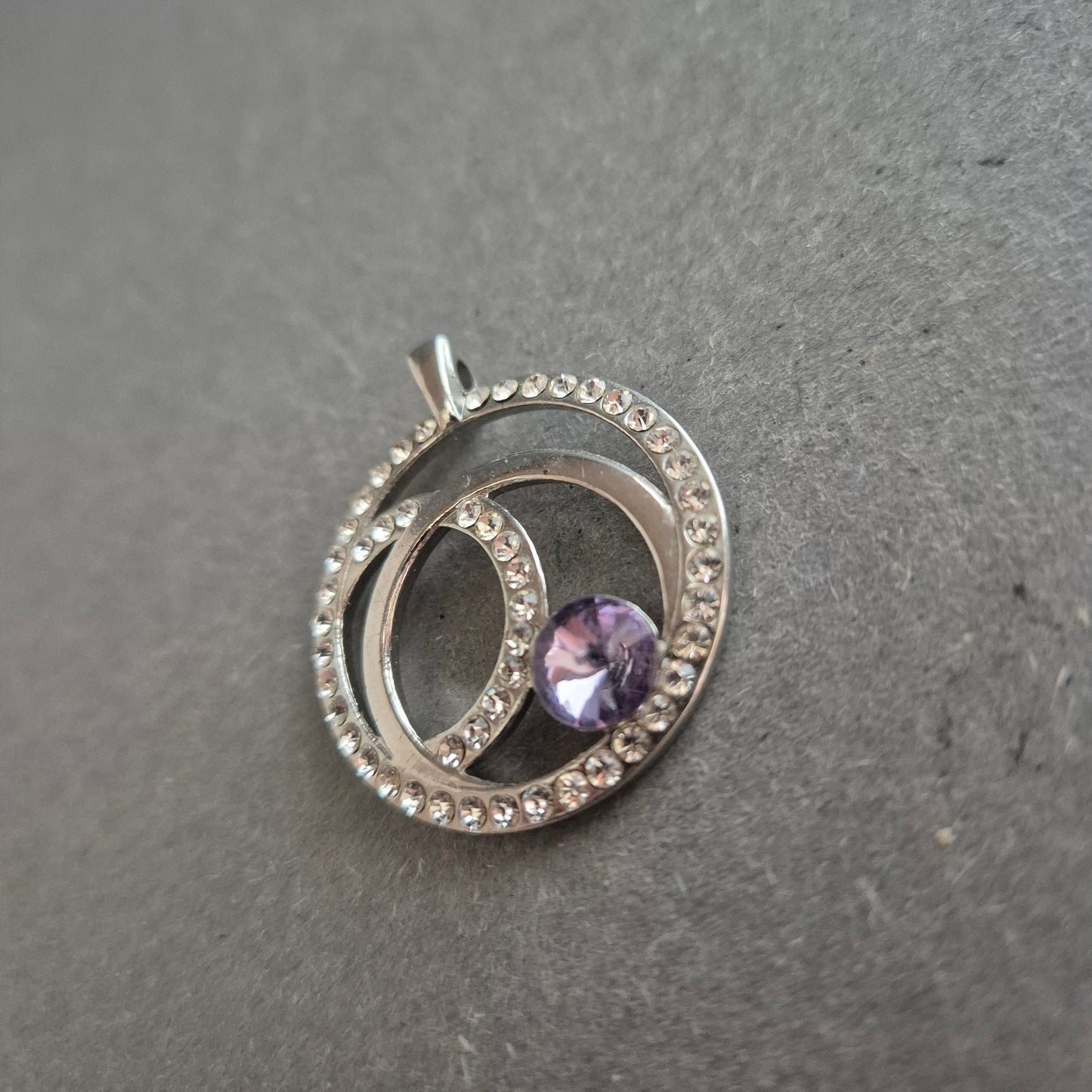 Runder Anhänger mit Zirkonia und lila Stein – Moderner Glanz in Silberoptik
