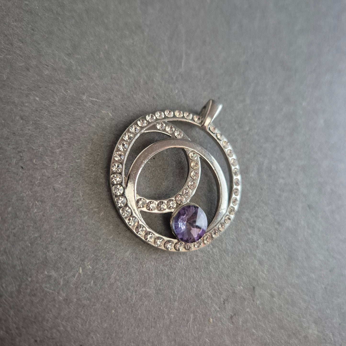 Runder Anhänger mit Zirkonia und lila Stein – Moderner Glanz in Silberoptik