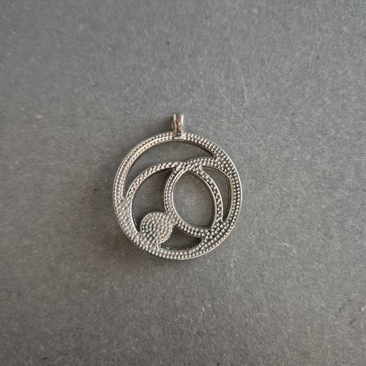 Runder Anhänger mit Zirkonia und lila Stein – Moderner Glanz in Silberoptik