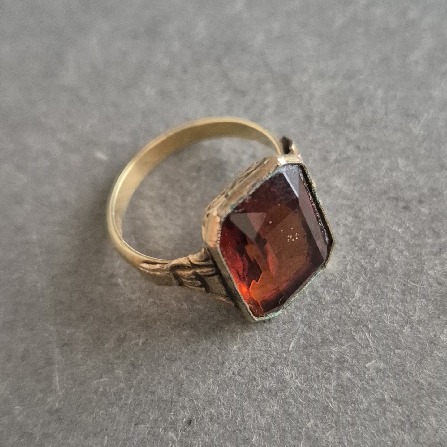Vergoldeter Ring mit rotem Stein – Vintage-Schmuckstück mit Facettenschliff