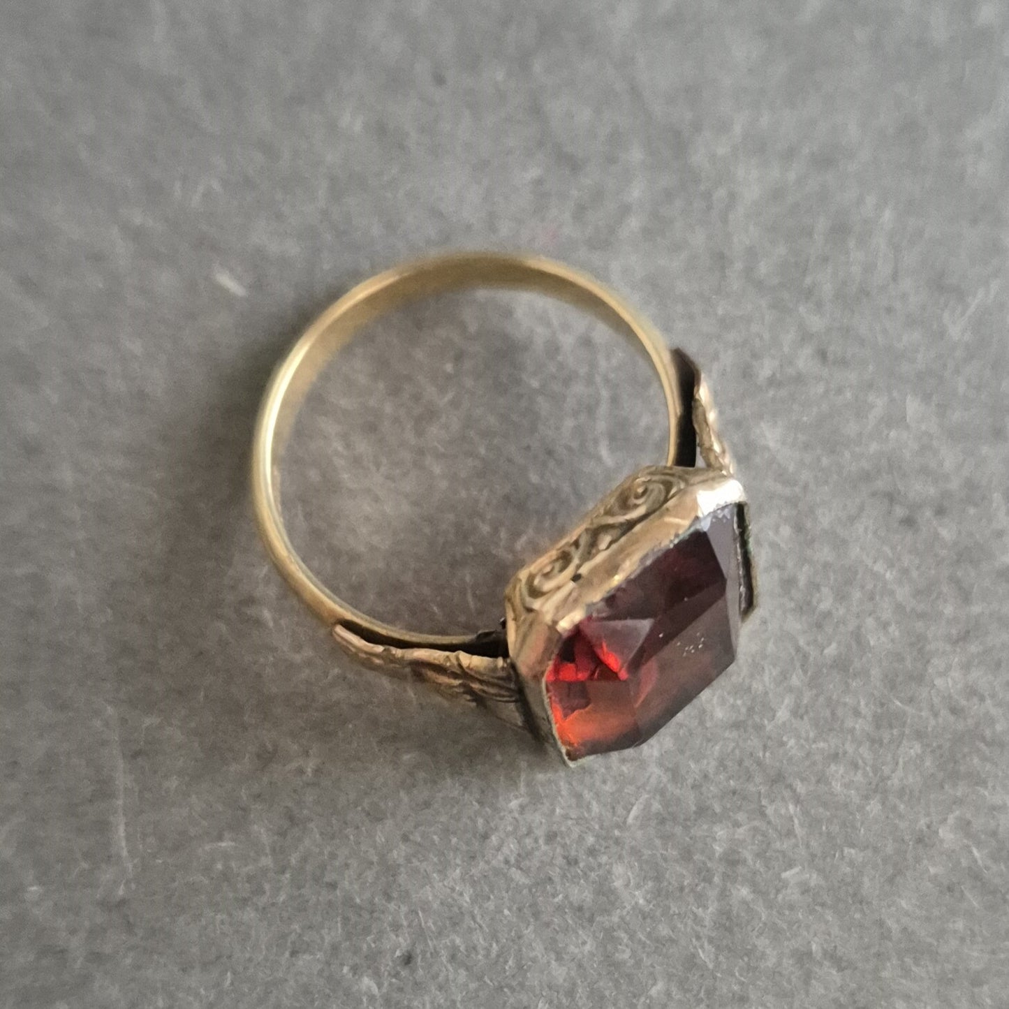 Vergoldeter Ring mit rotem Stein – Vintage-Schmuckstück mit Facettenschliff