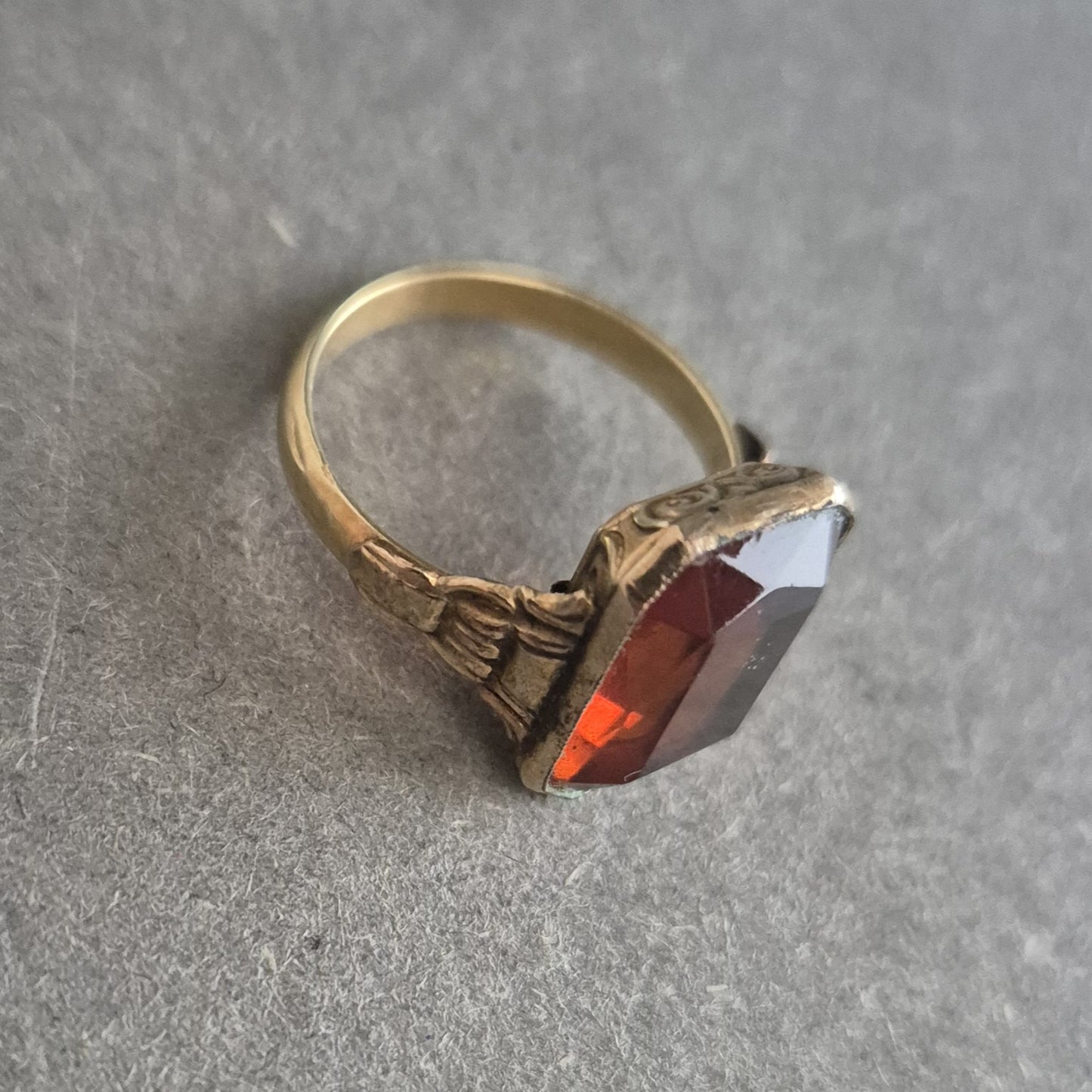 Vergoldeter Ring mit rotem Stein – Vintage-Schmuckstück mit Facettenschliff
