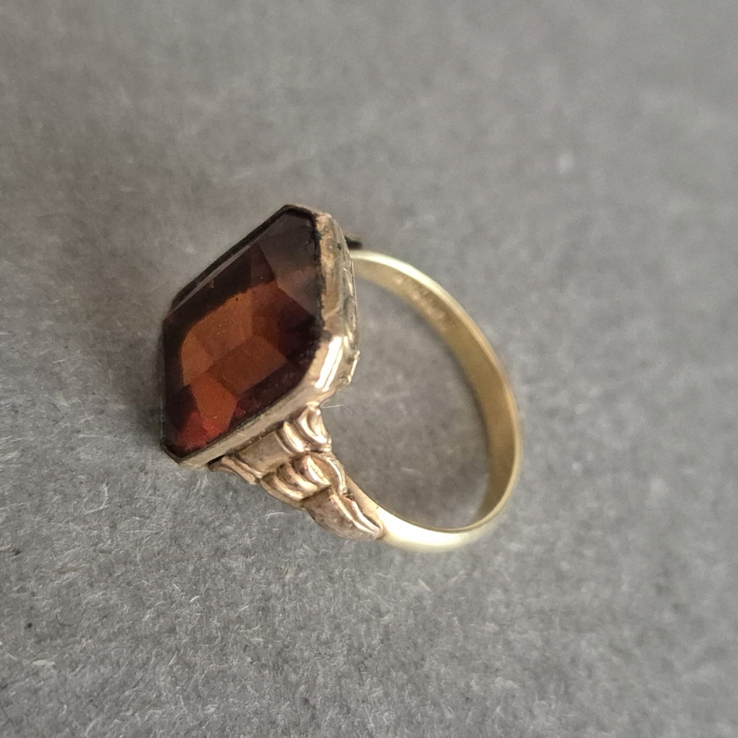 Vergoldeter Ring mit rotem Stein – Vintage-Schmuckstück mit Facettenschliff