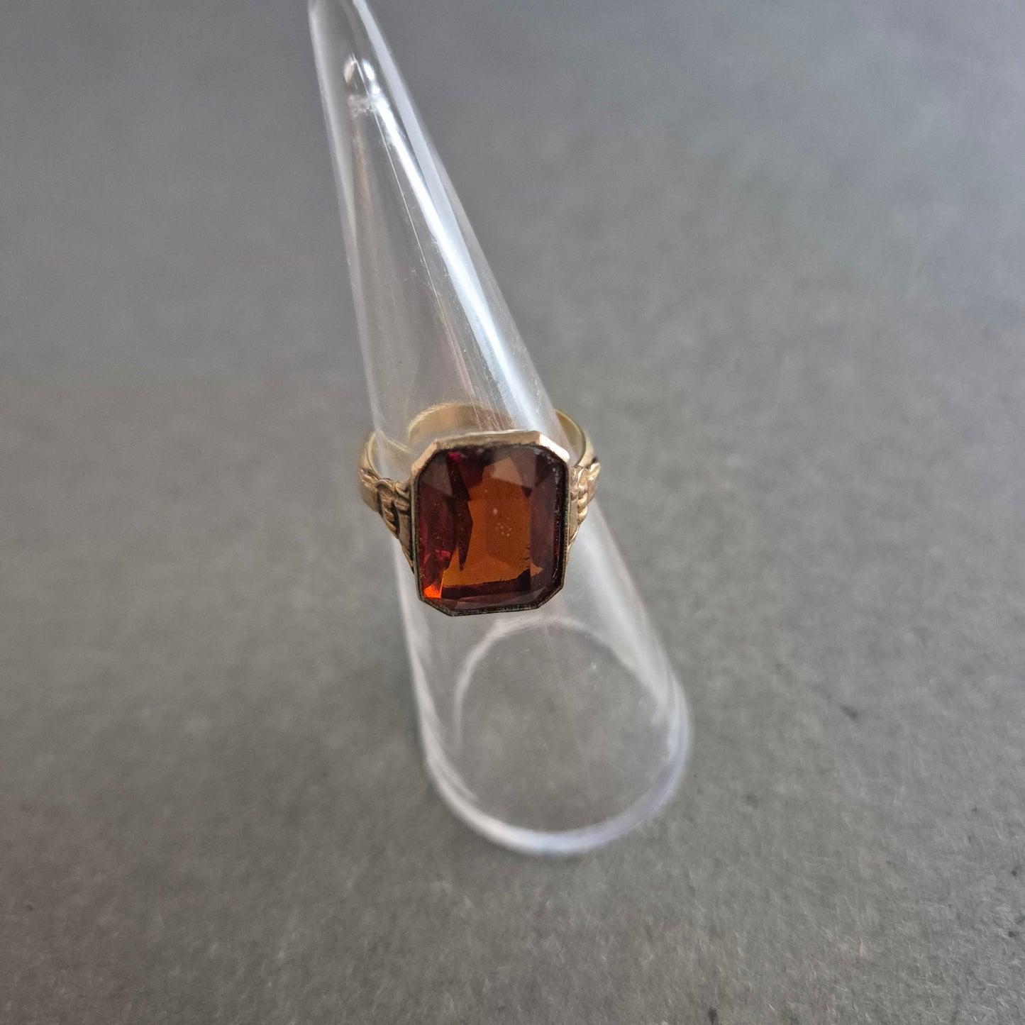 Vergoldeter Ring mit rotem Stein – Vintage-Schmuckstück mit Facettenschliff