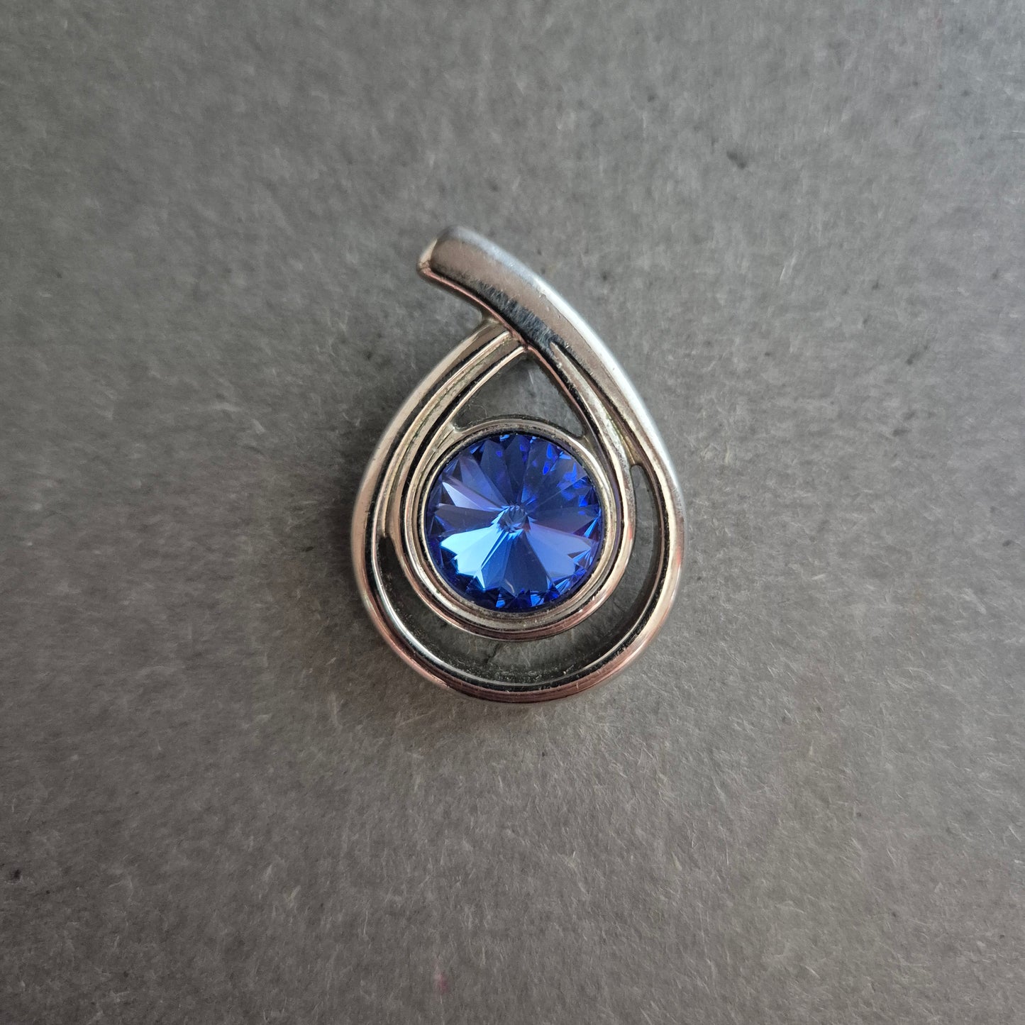 Moderner Anhänger in Tropfenform – Silberoptik mit blauem Kristall