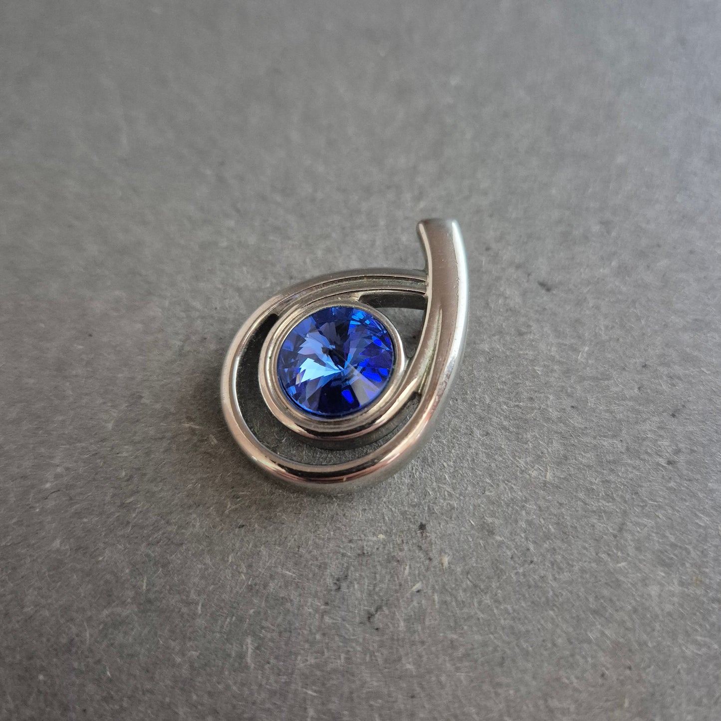 Moderner Anhänger in Tropfenform – Silberoptik mit blauem Kristall
