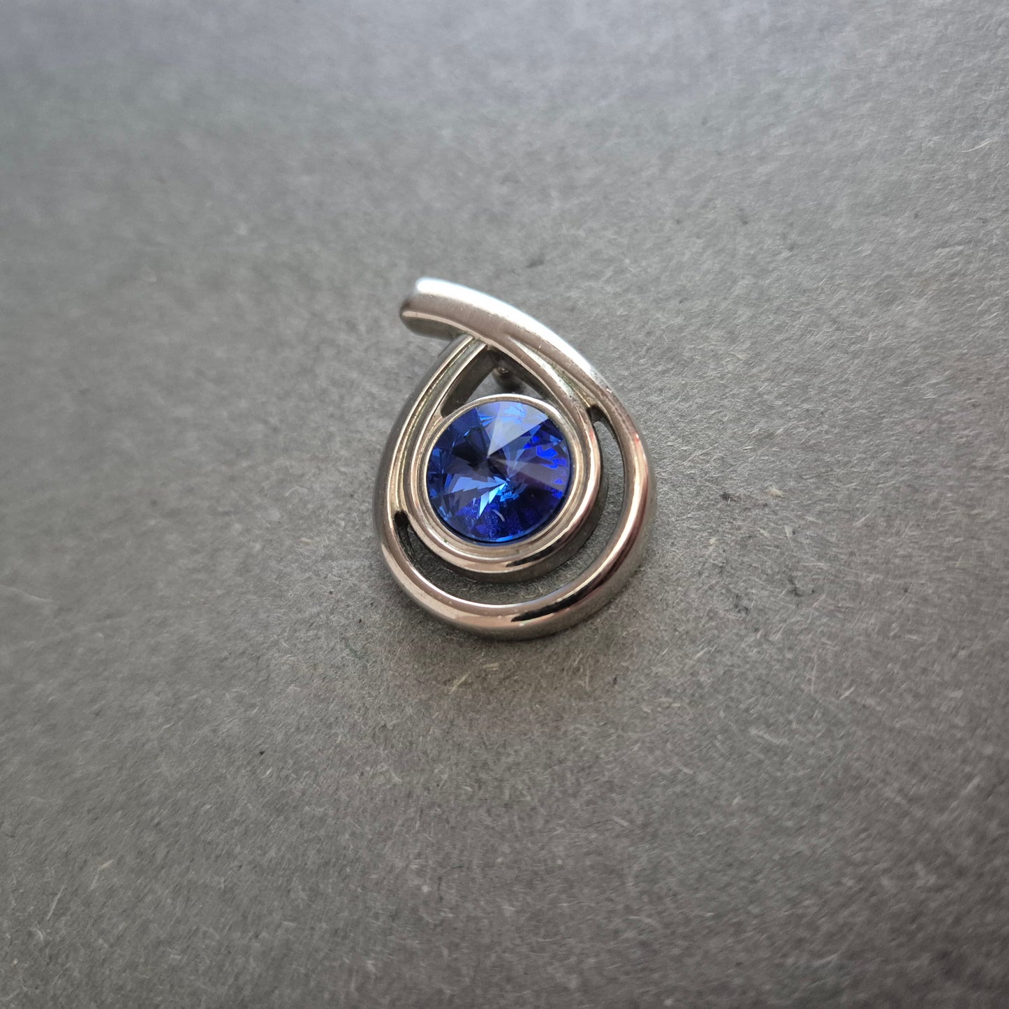 Moderner Anhänger in Tropfenform – Silberoptik mit blauem Kristall