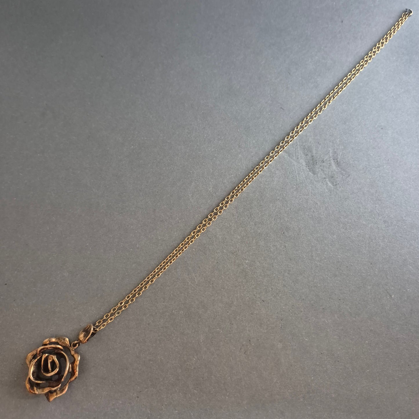 Vergoldete Halskette mit Rosenanhänger – Romantisches Design in Vintage-Optik