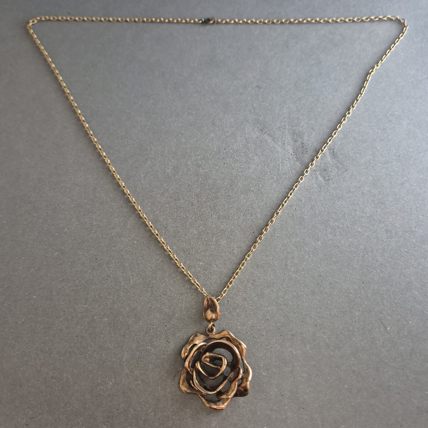 Vergoldete Halskette mit Rosenanhänger – Romantisches Design in Vintage-Optik