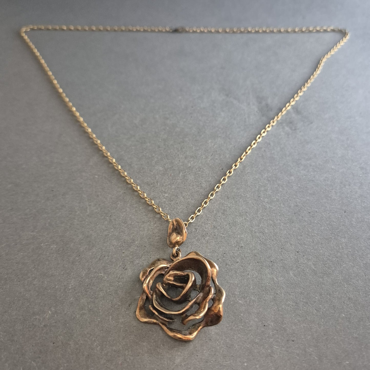 Vergoldete Halskette mit Rosenanhänger – Romantisches Design in Vintage-Optik