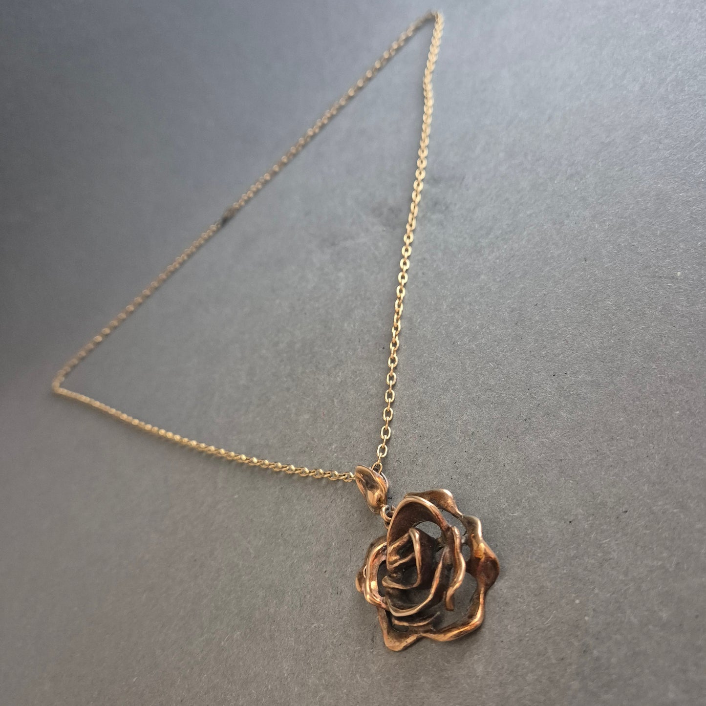 Vergoldete Halskette mit Rosenanhänger – Romantisches Design in Vintage-Optik