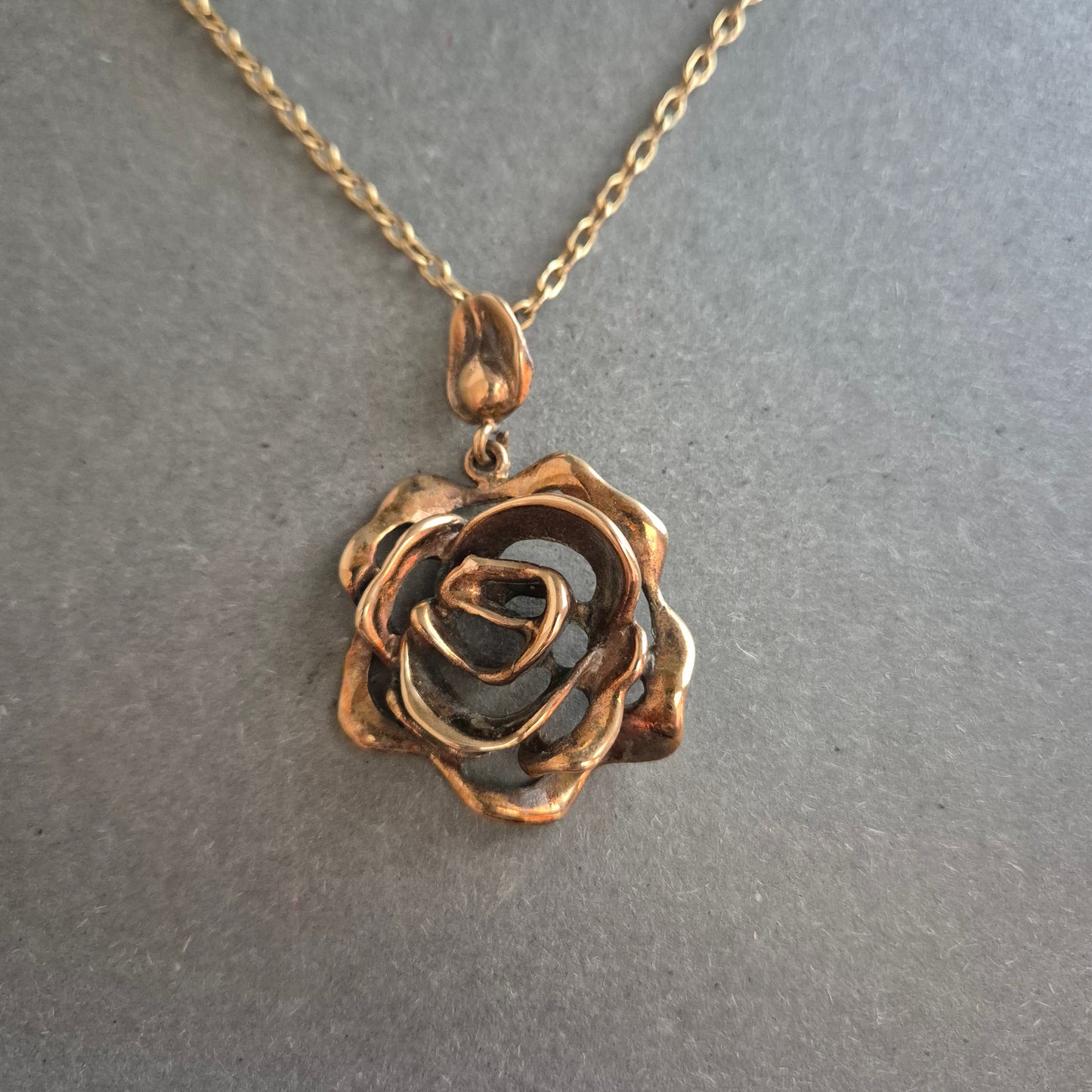 Vergoldete Halskette mit Rosenanhänger – Romantisches Design in Vintage-Optik