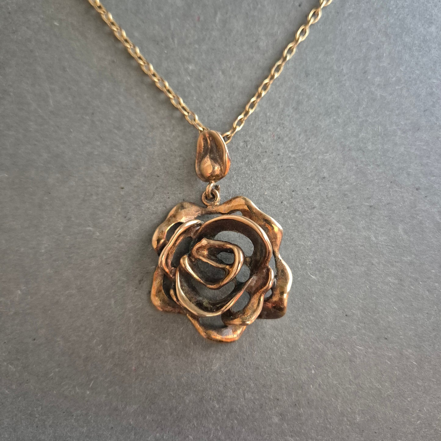 Vergoldete Halskette mit Rosenanhänger – Romantisches Design in Vintage-Optik