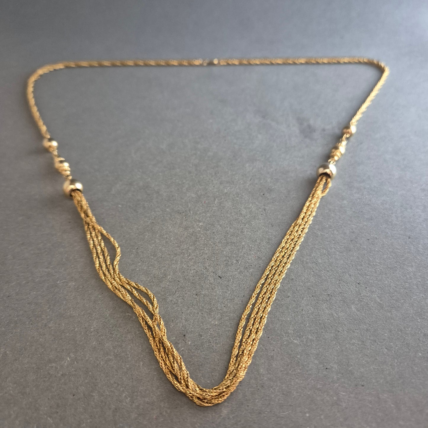 Mehrsträngige vergoldete Halskette mit Kugeldetails – Eleganter Vintage-Look