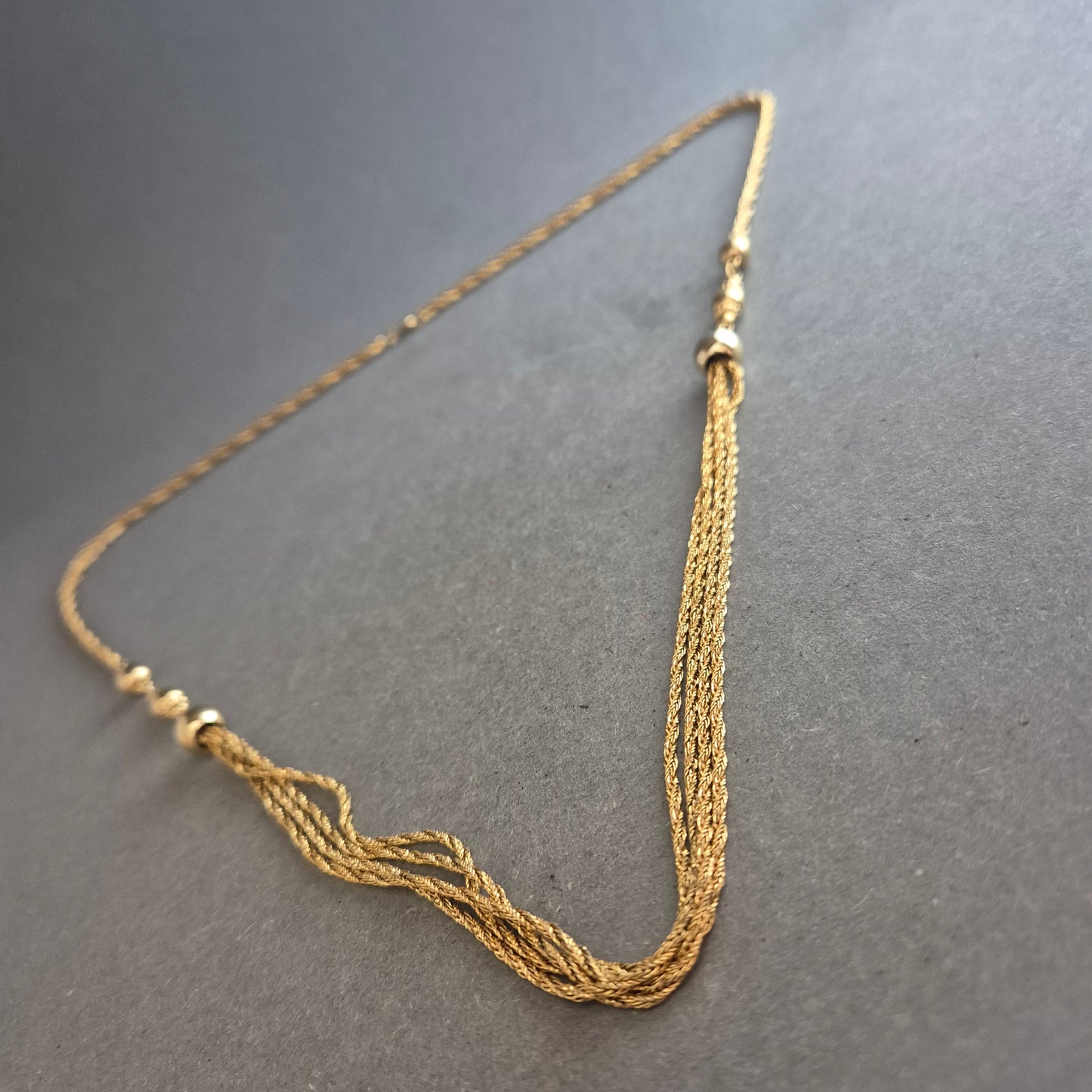 Mehrsträngige vergoldete Halskette mit Kugeldetails – Eleganter Vintage-Look