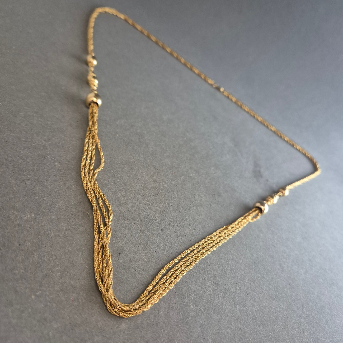 Mehrsträngige vergoldete Halskette mit Kugeldetails – Eleganter Vintage-Look