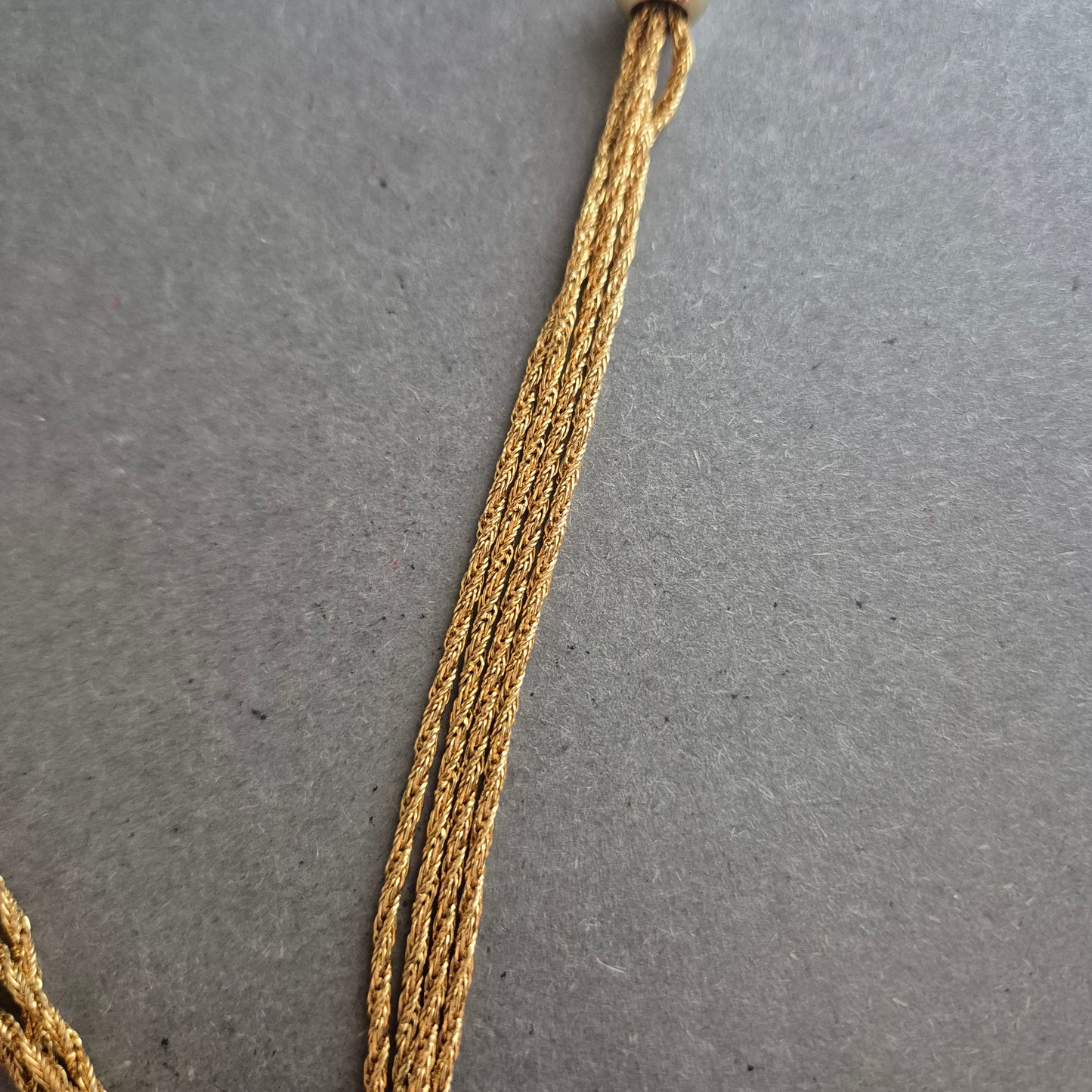 Mehrsträngige vergoldete Halskette mit Kugeldetails – Eleganter Vintage-Look