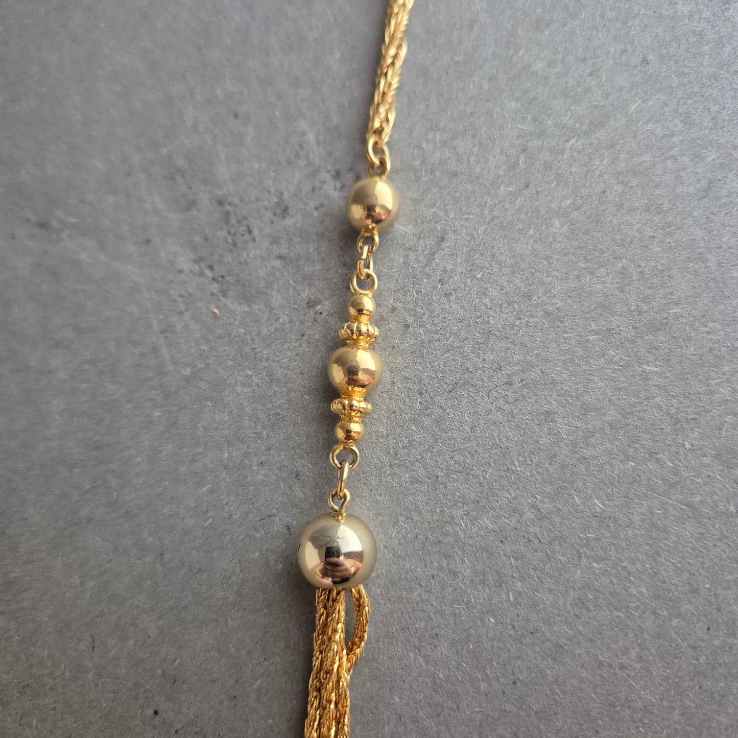 Mehrsträngige vergoldete Halskette mit Kugeldetails – Eleganter Vintage-Look