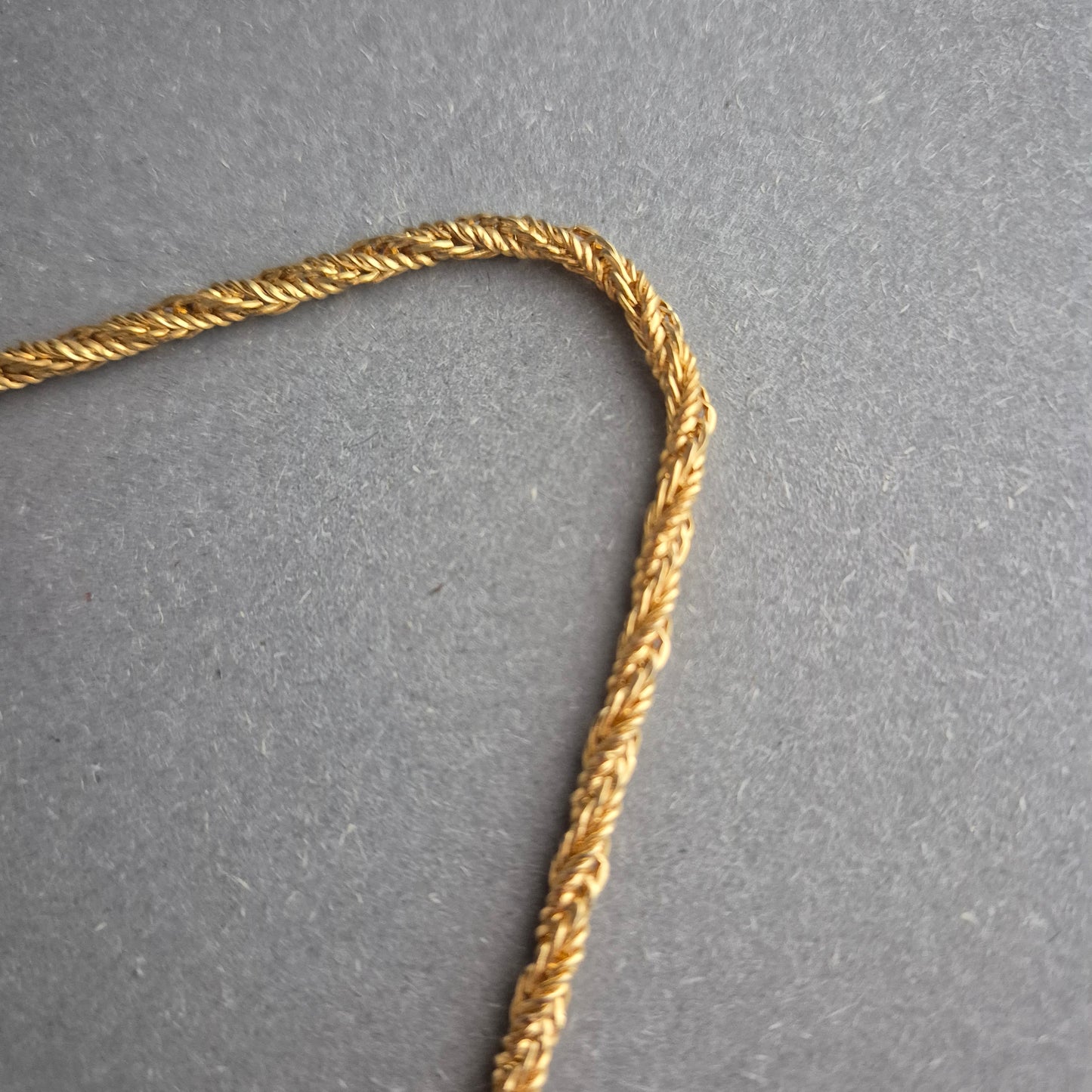 Mehrsträngige vergoldete Halskette mit Kugeldetails – Eleganter Vintage-Look