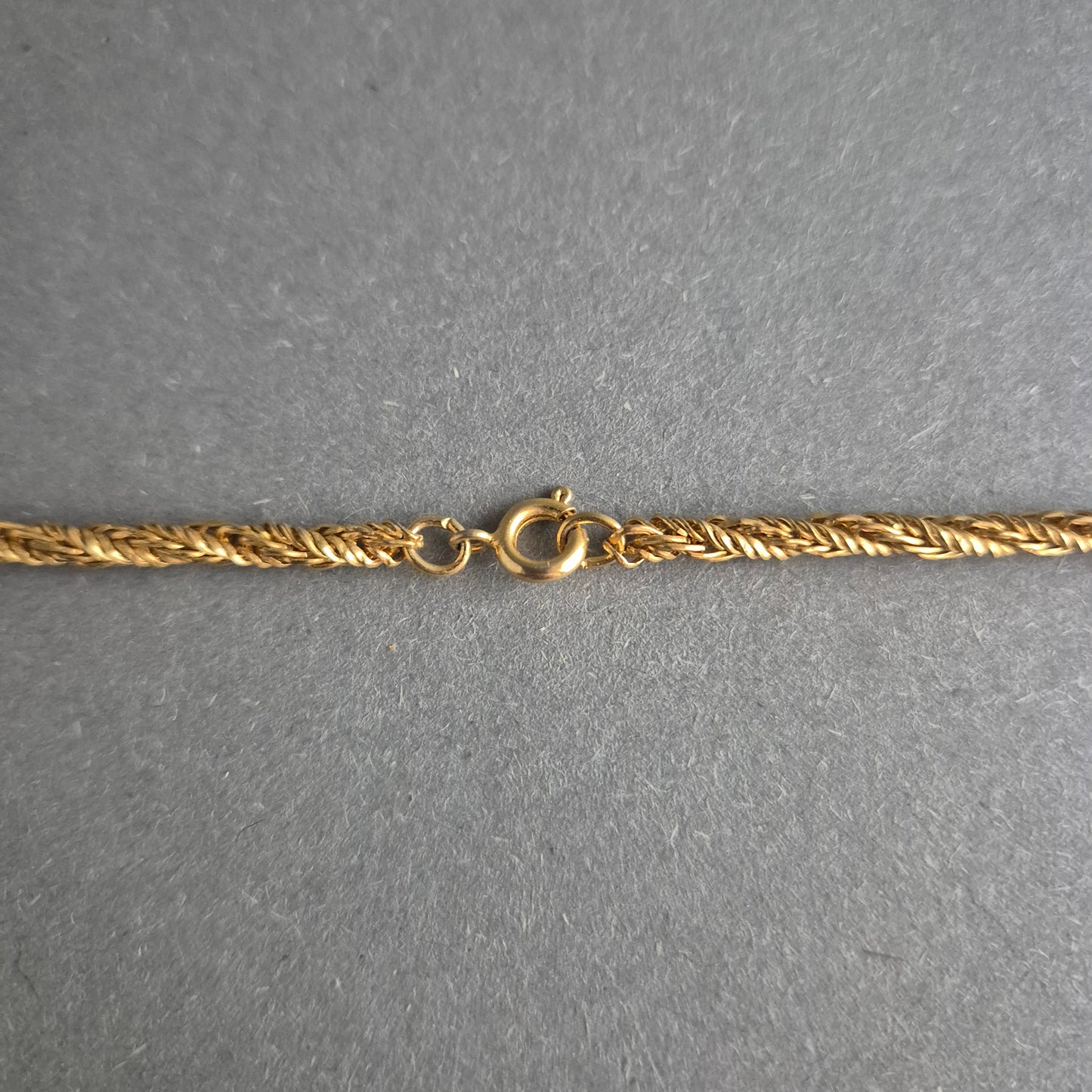 Mehrsträngige vergoldete Halskette mit Kugeldetails – Eleganter Vintage-Look