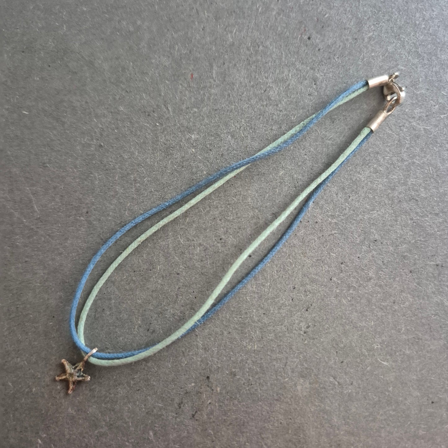 Sommerliches Armband mit Seestern – Lässiger Look in Blau und Grün