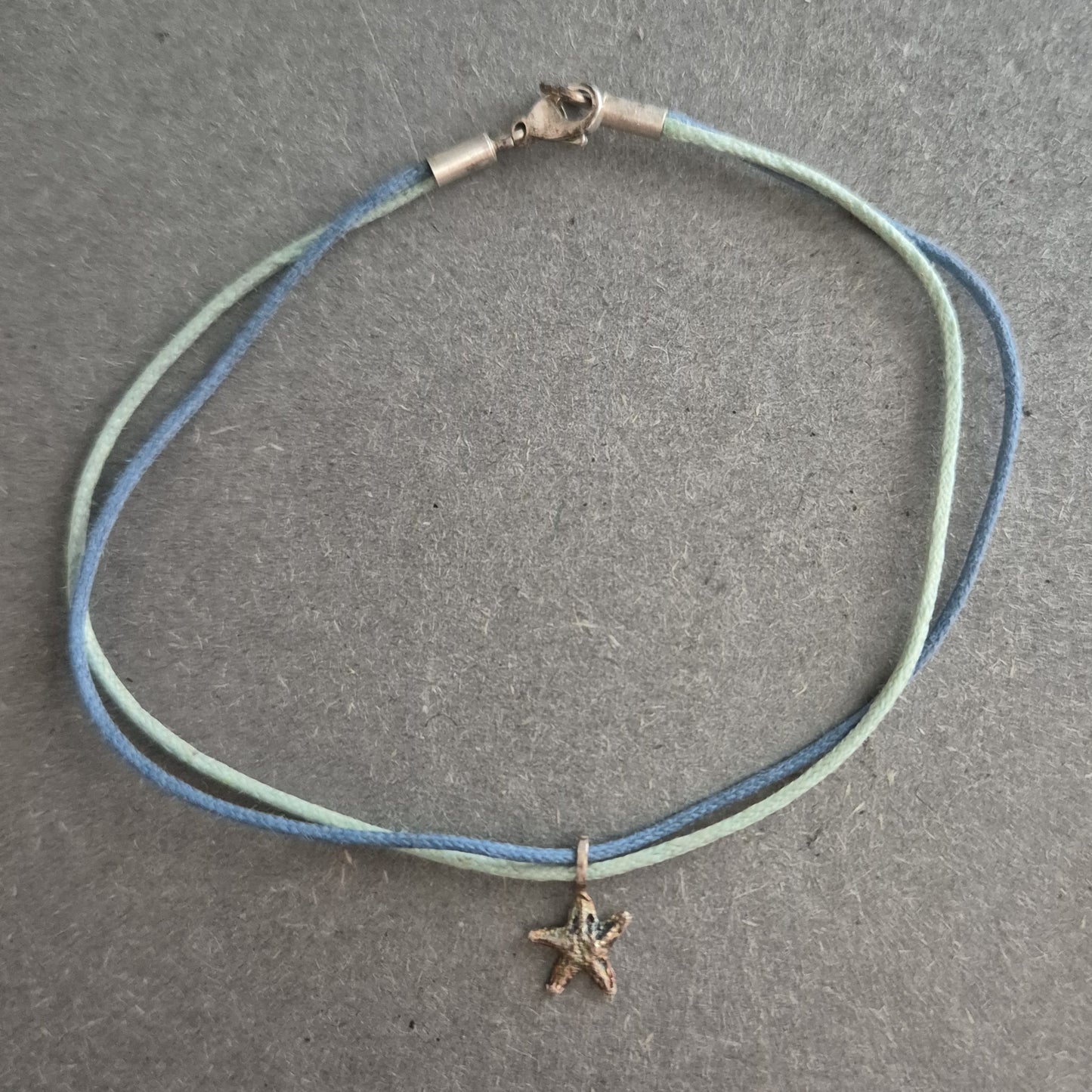 Sommerliches Armband mit Seestern – Lässiger Look in Blau und Grün