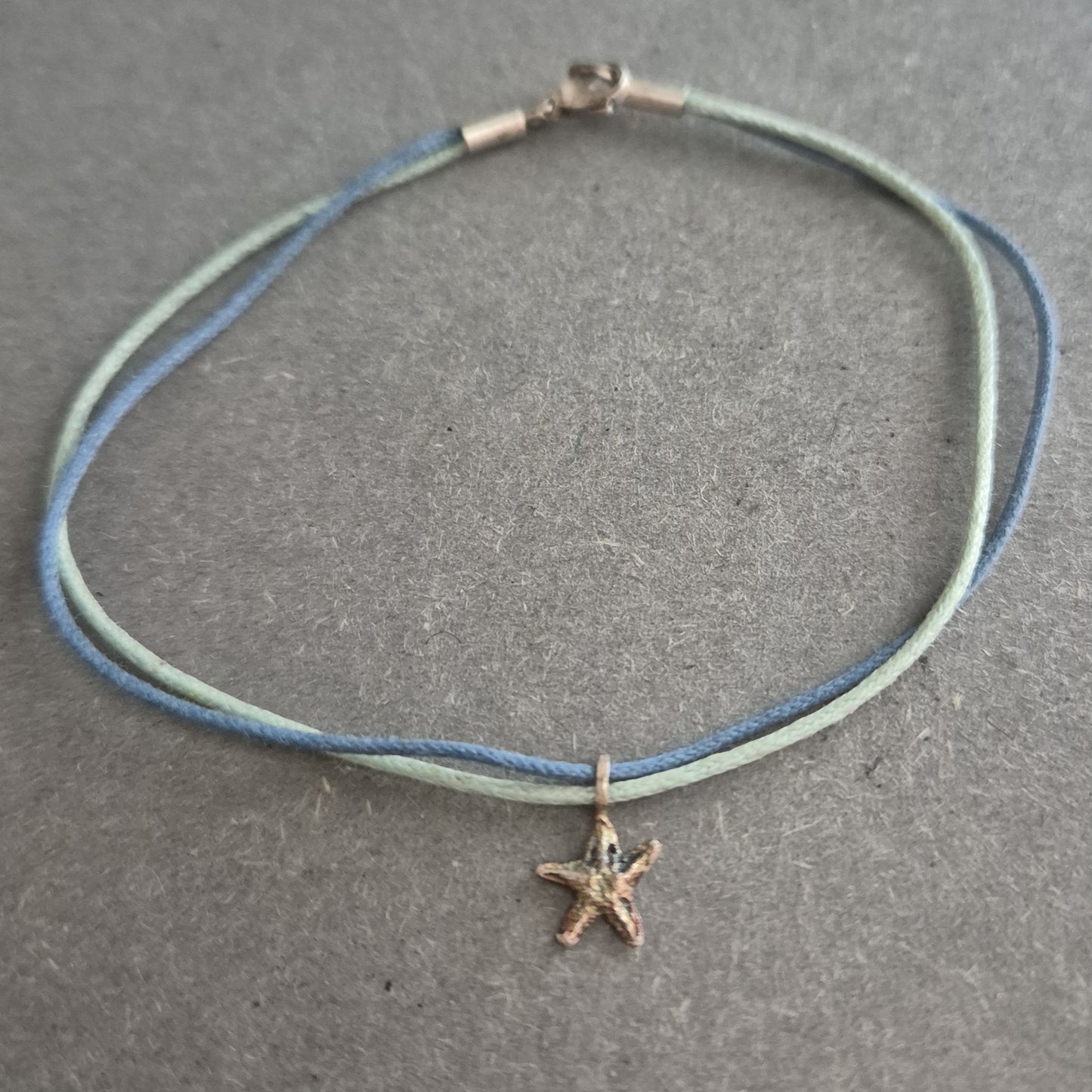 Sommerliches Armband mit Seestern – Lässiger Look in Blau und Grün