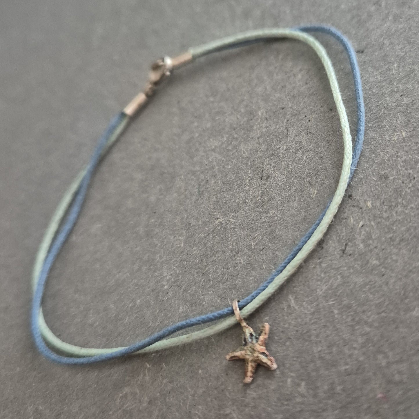 Sommerliches Armband mit Seestern – Lässiger Look in Blau und Grün