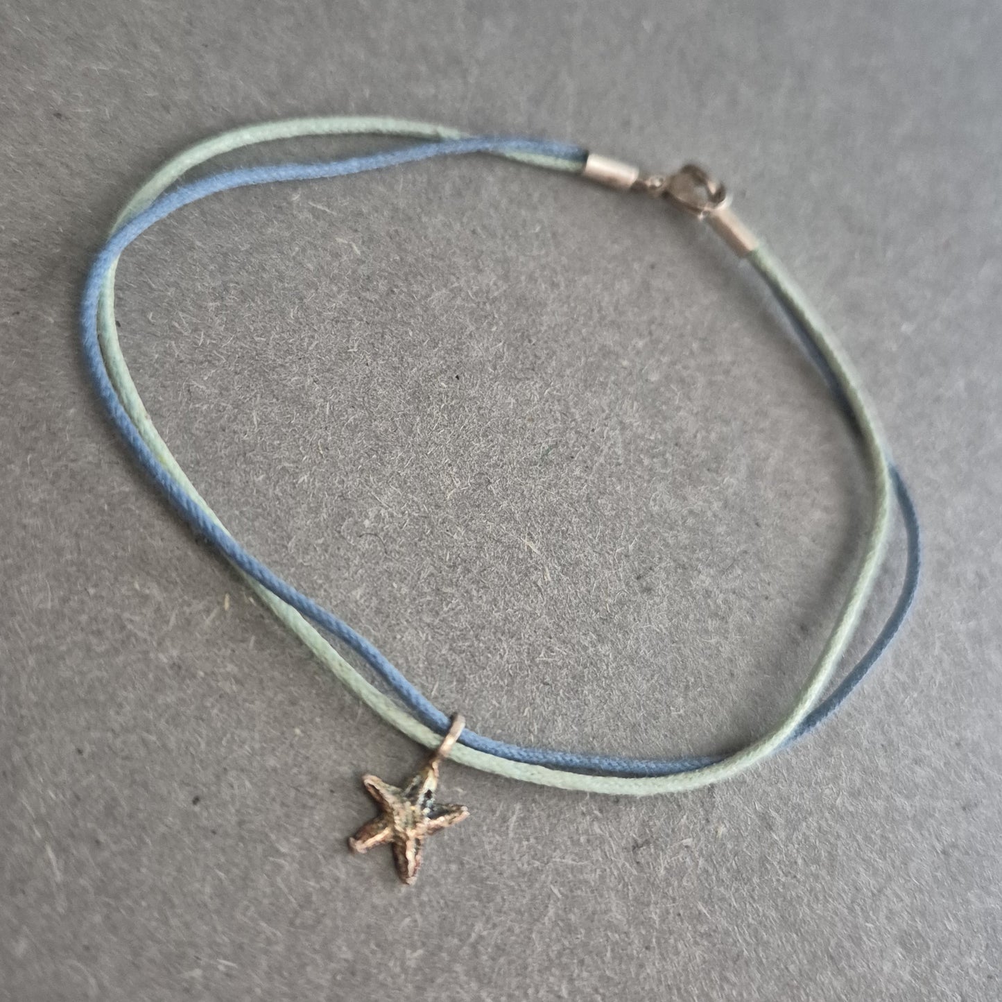 Sommerliches Armband mit Seestern – Lässiger Look in Blau und Grün