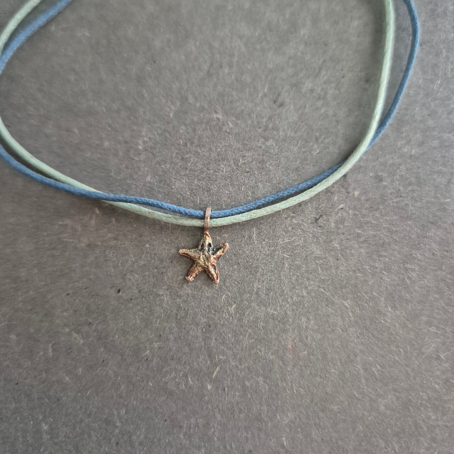 Sommerliches Armband mit Seestern – Lässiger Look in Blau und Grün