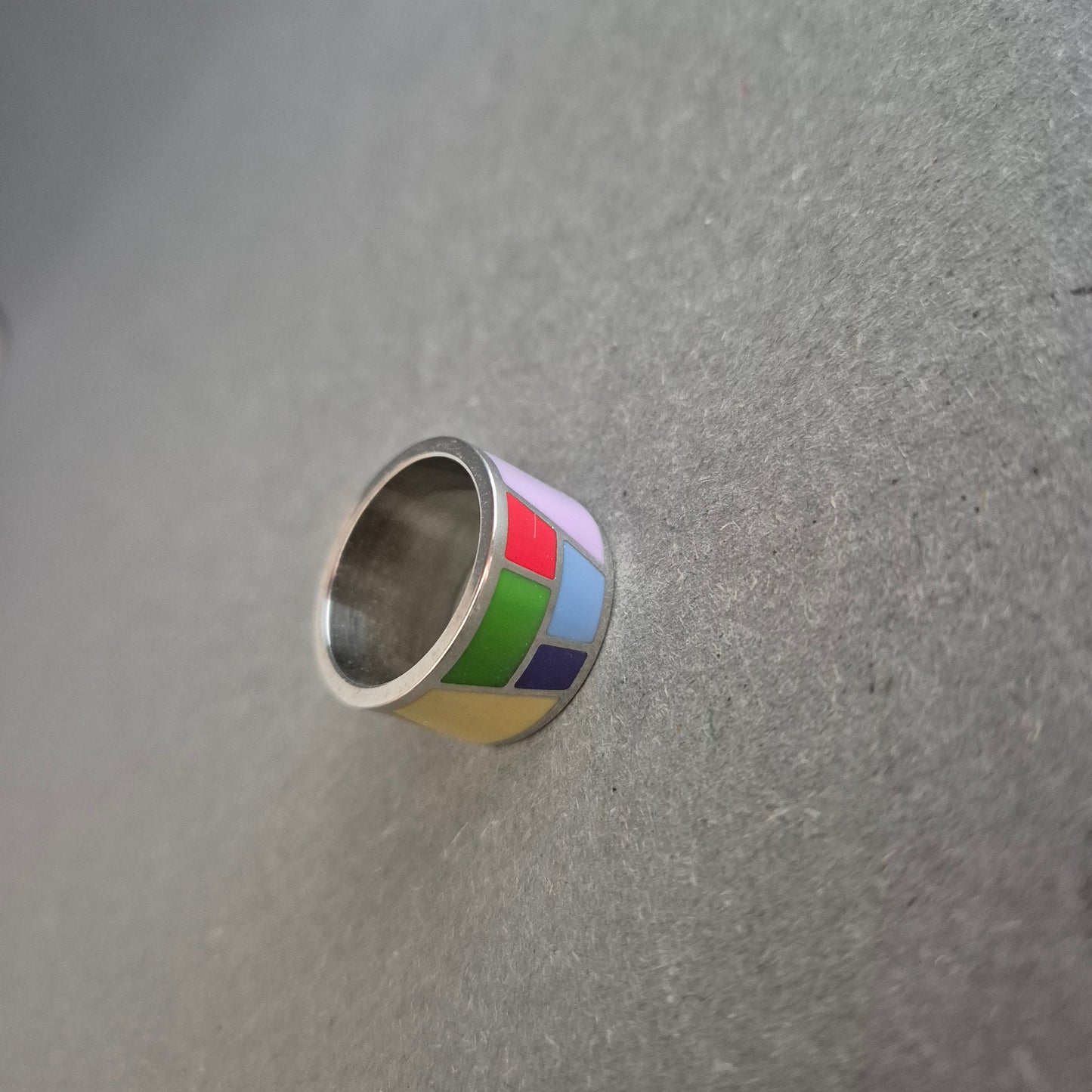 Breiter Edelstahlring mit bunter Emaille – Geometrischer Pop-Art-Stil
