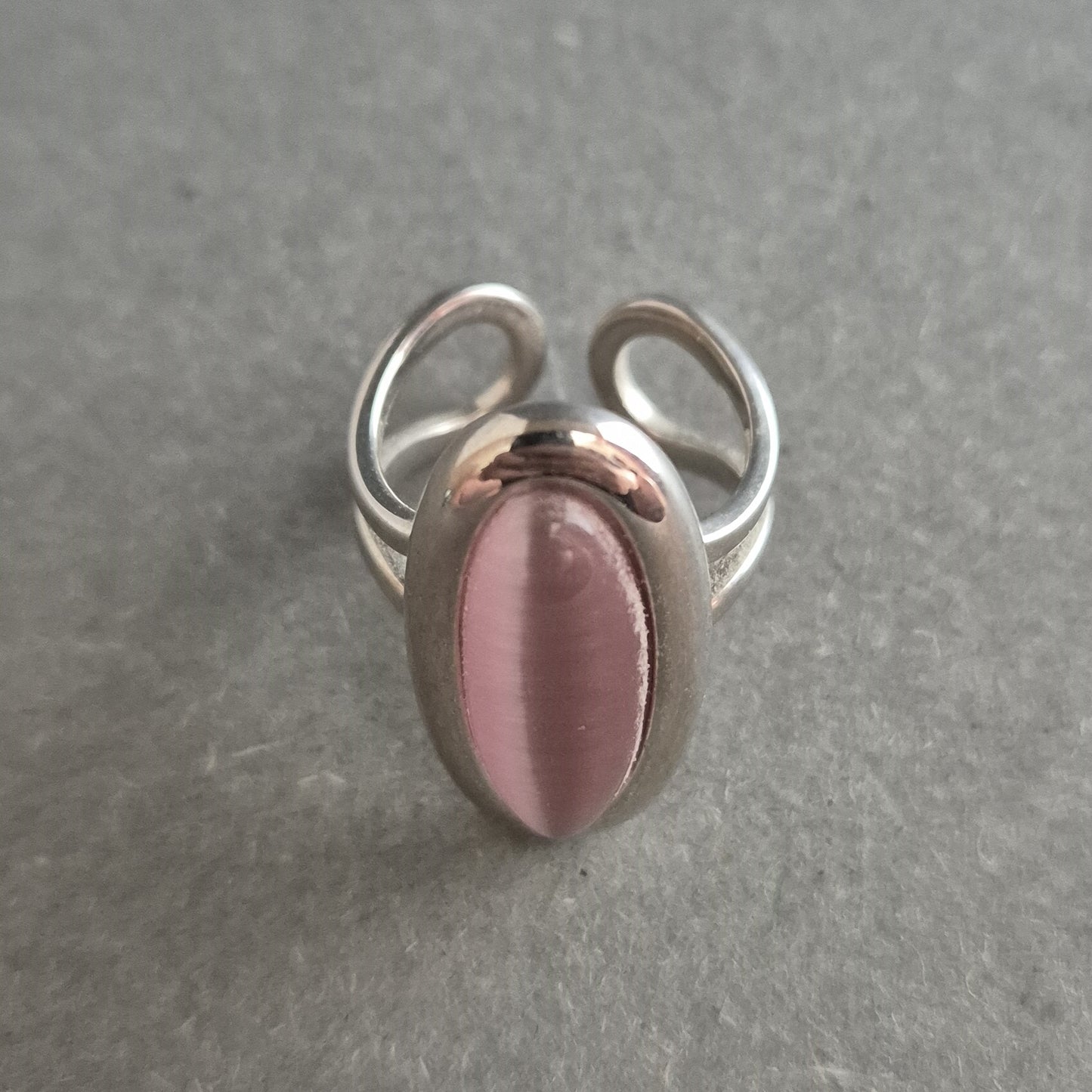 Eleganter Damenring mit Katzenaugeneffekt – Roséfarbener Blickfang