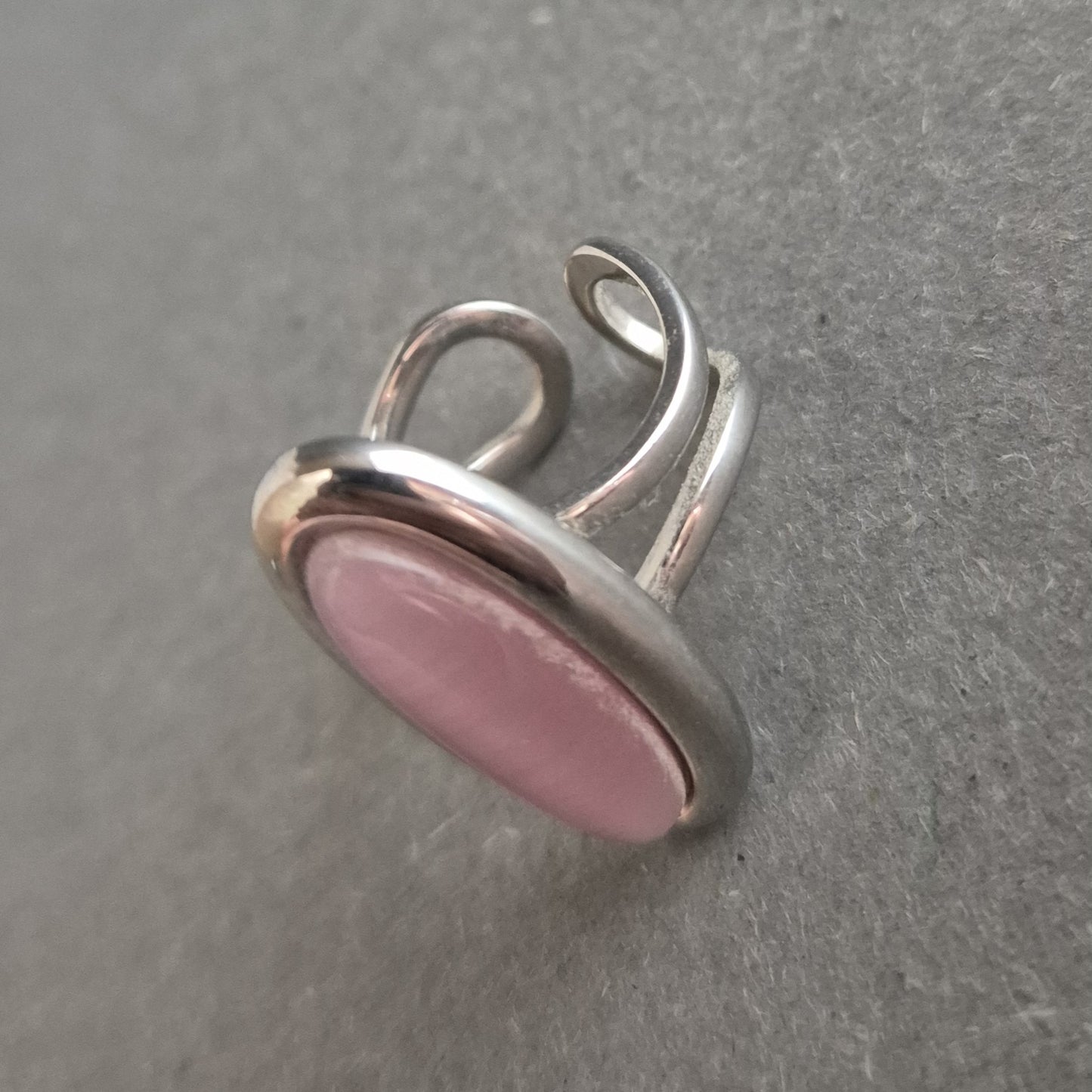 Eleganter Damenring mit Katzenaugeneffekt – Roséfarbener Blickfang