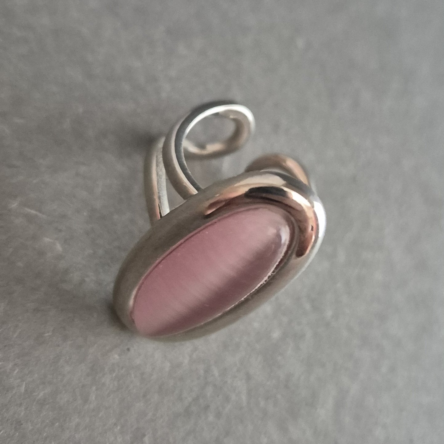 Eleganter Damenring mit Katzenaugeneffekt – Roséfarbener Blickfang