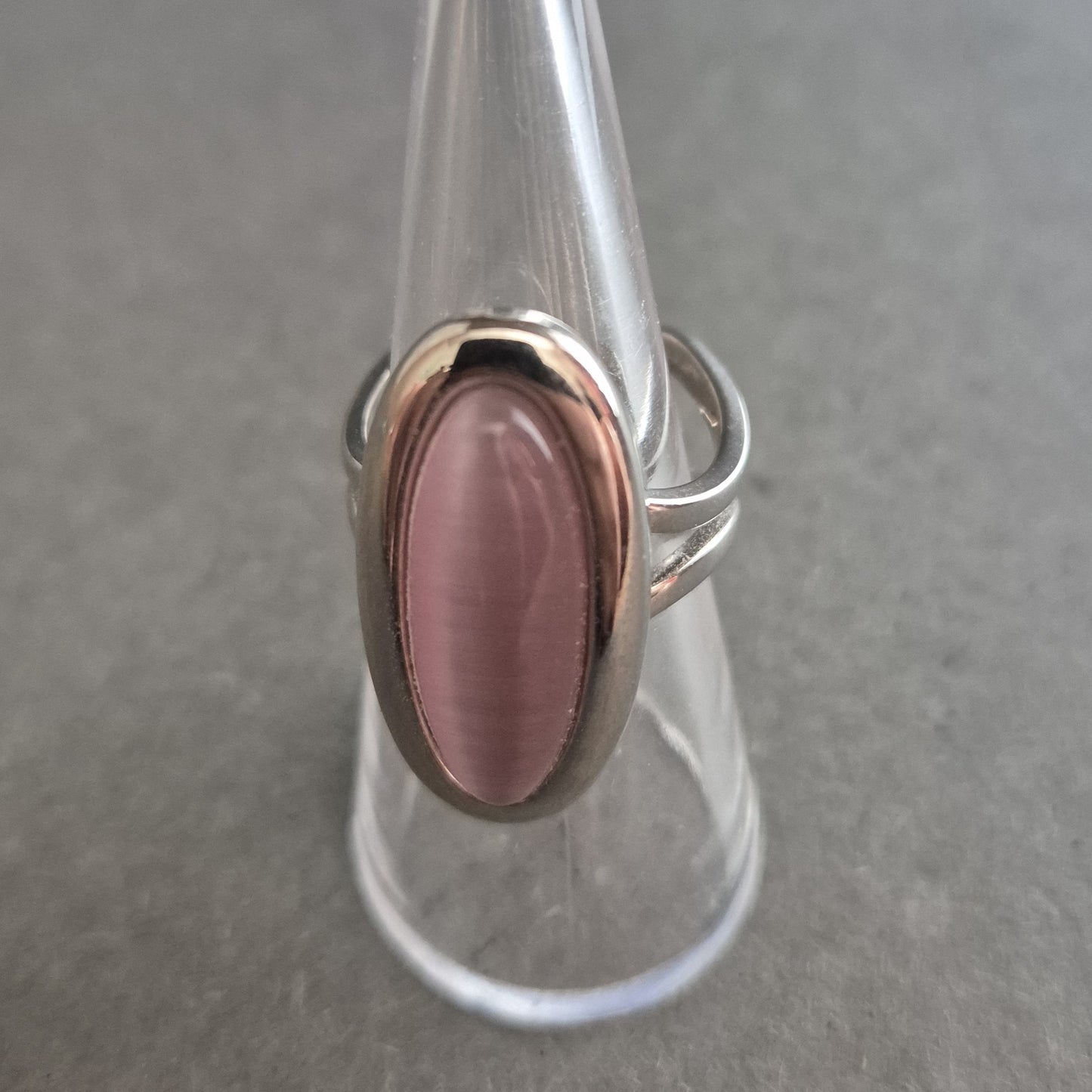 Eleganter Damenring mit Katzenaugeneffekt – Roséfarbener Blickfang