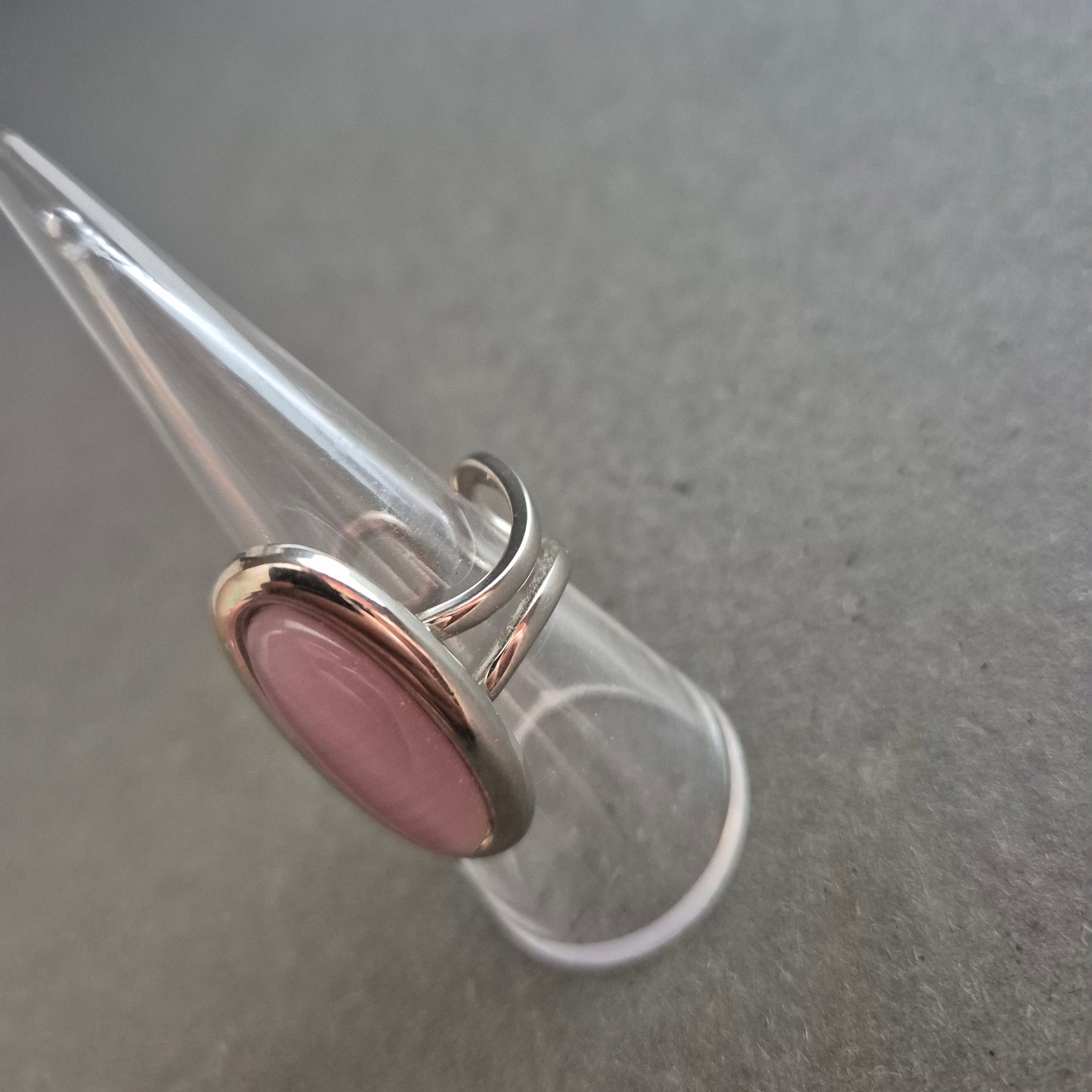 Eleganter Damenring mit Katzenaugeneffekt – Roséfarbener Blickfang