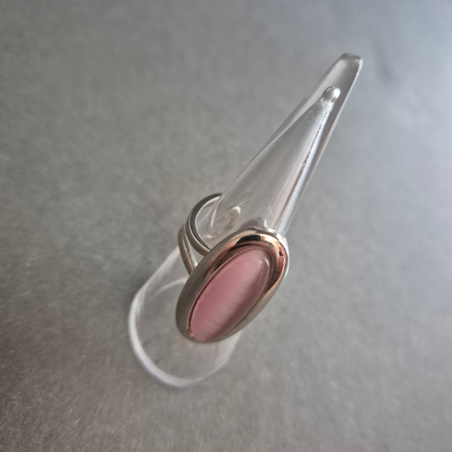 Eleganter Damenring mit Katzenaugeneffekt – Roséfarbener Blickfang