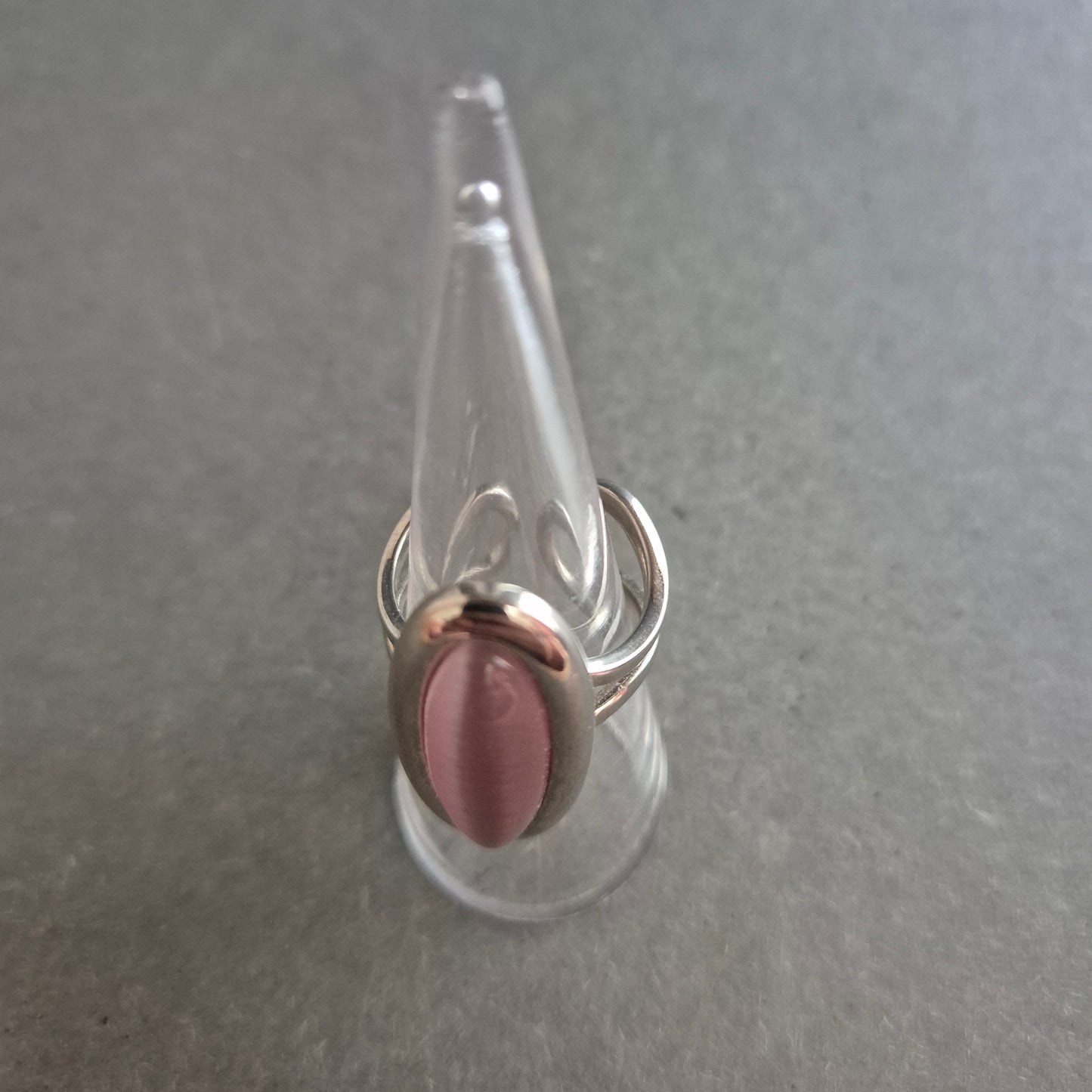 Eleganter Damenring mit Katzenaugeneffekt – Roséfarbener Blickfang