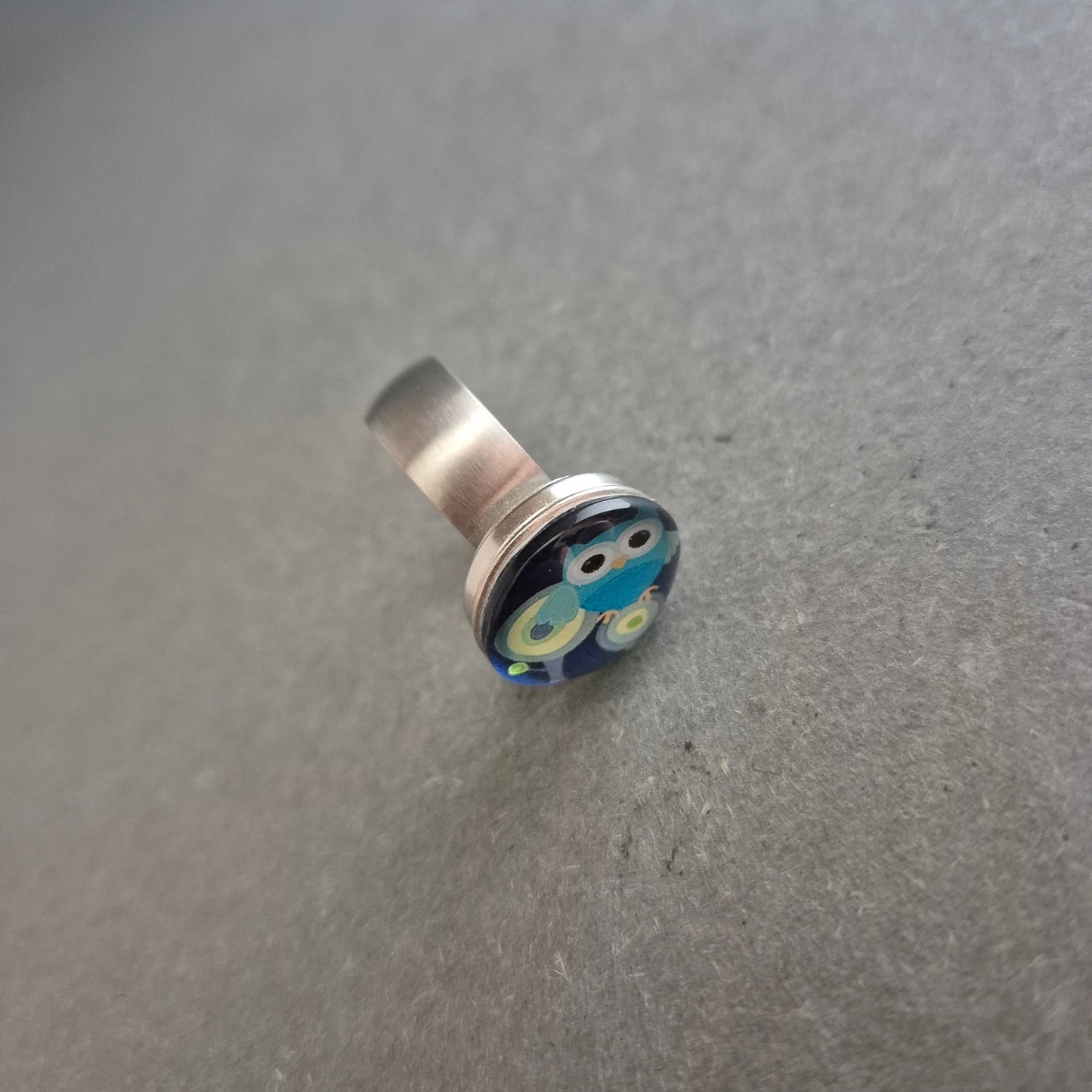 Verspielter Damenring mit Eulenmotiv – Farbiger Hingucker im Pop-Art-Stil